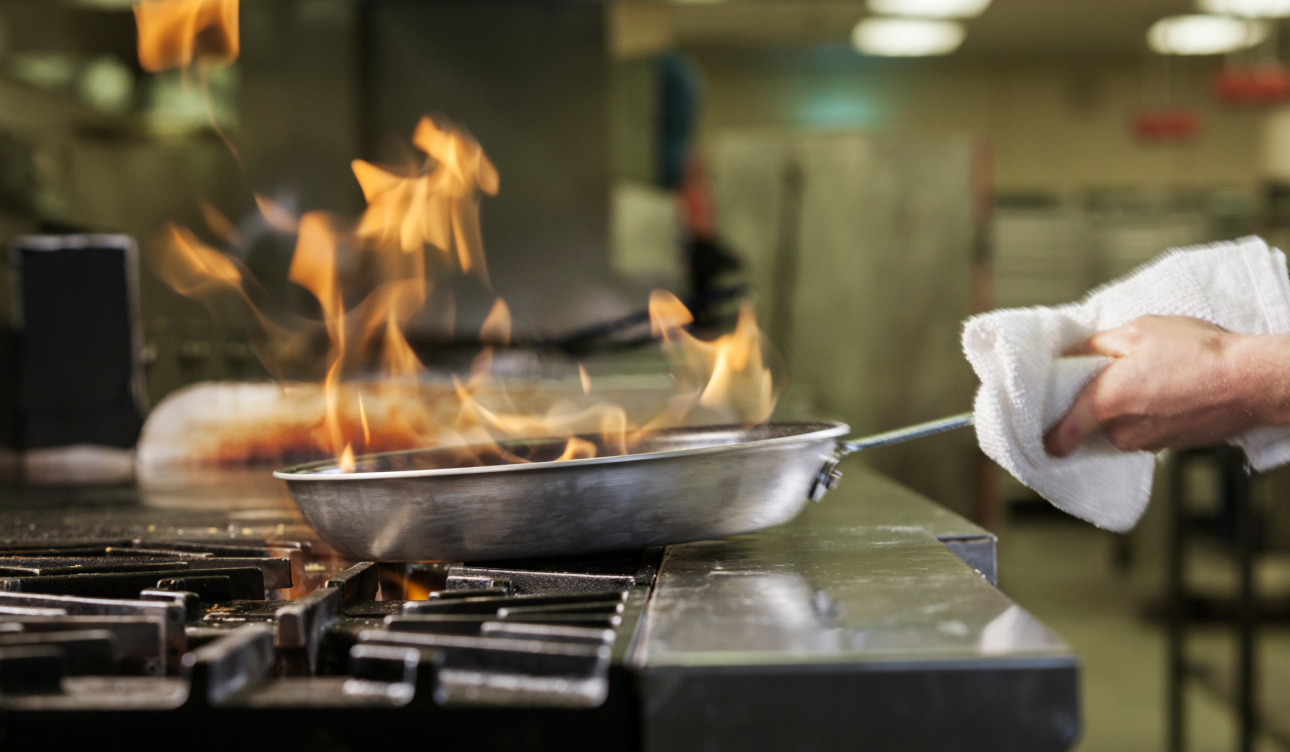 frigideira em chamas