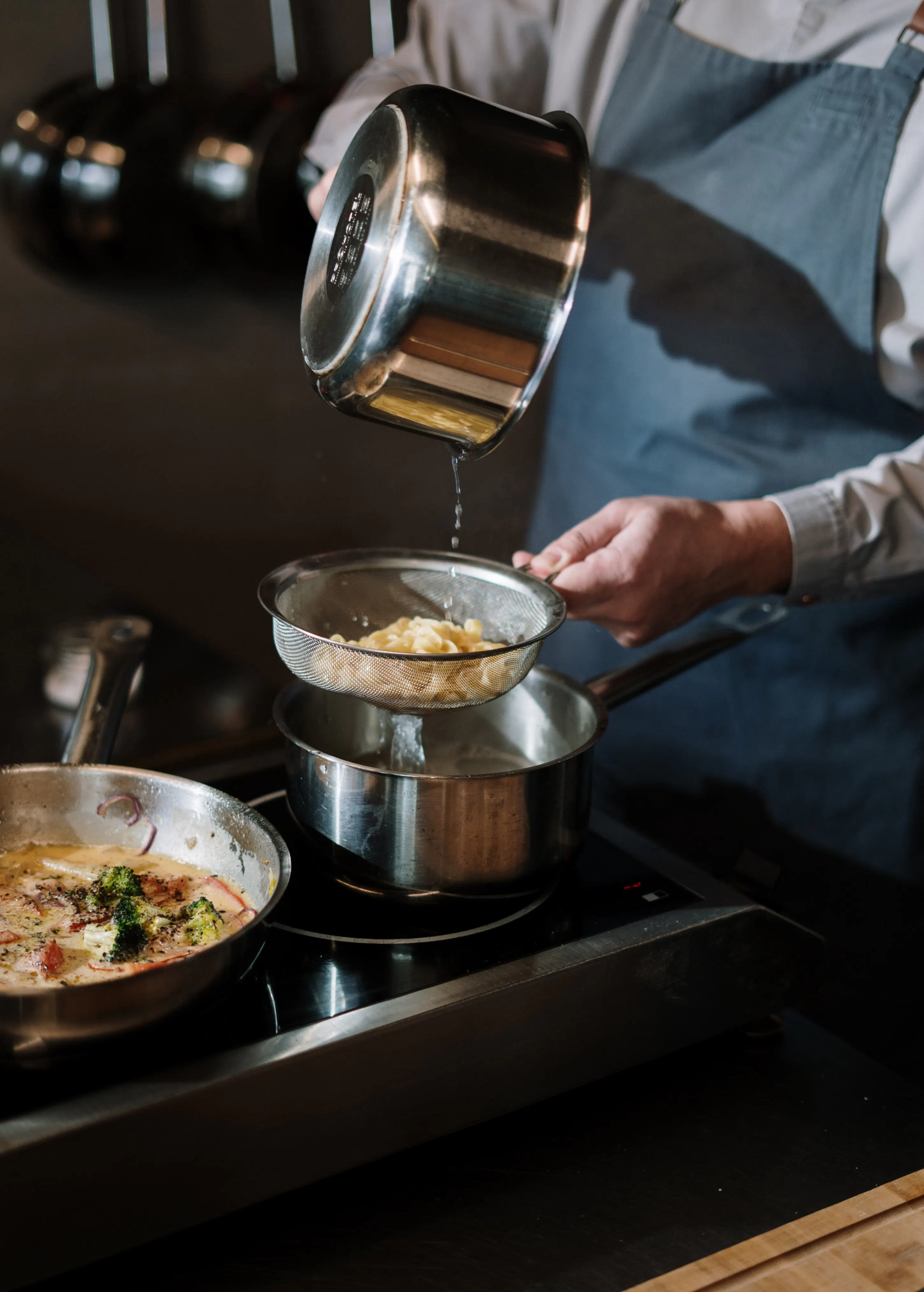 food-preparation-with-strainer-in-a-cloud-kitchen-smartcitykitchens-singapore