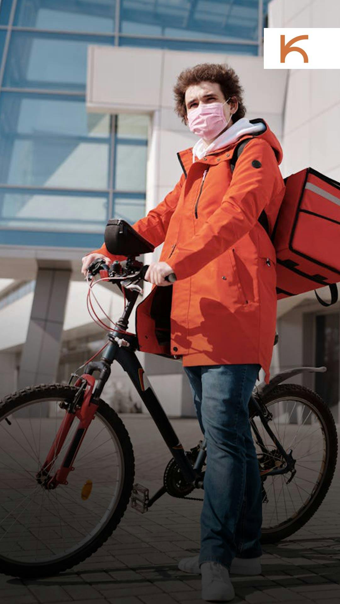 Entregador delivery montado em bicicleta, pronto para aplicar os conselhos de como reduzir tempo de entrega do delivery