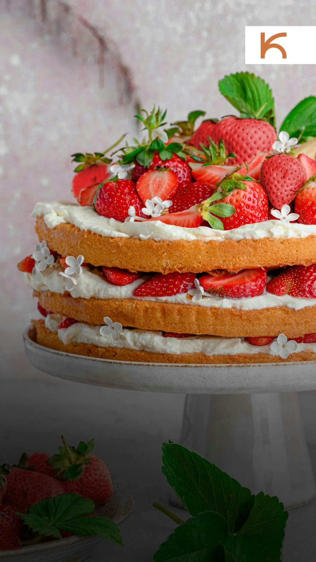 Bolo de morango com chantilly, exposto em suporte branco para destacar um dos mais queridos sabores de bolo de aniversário.