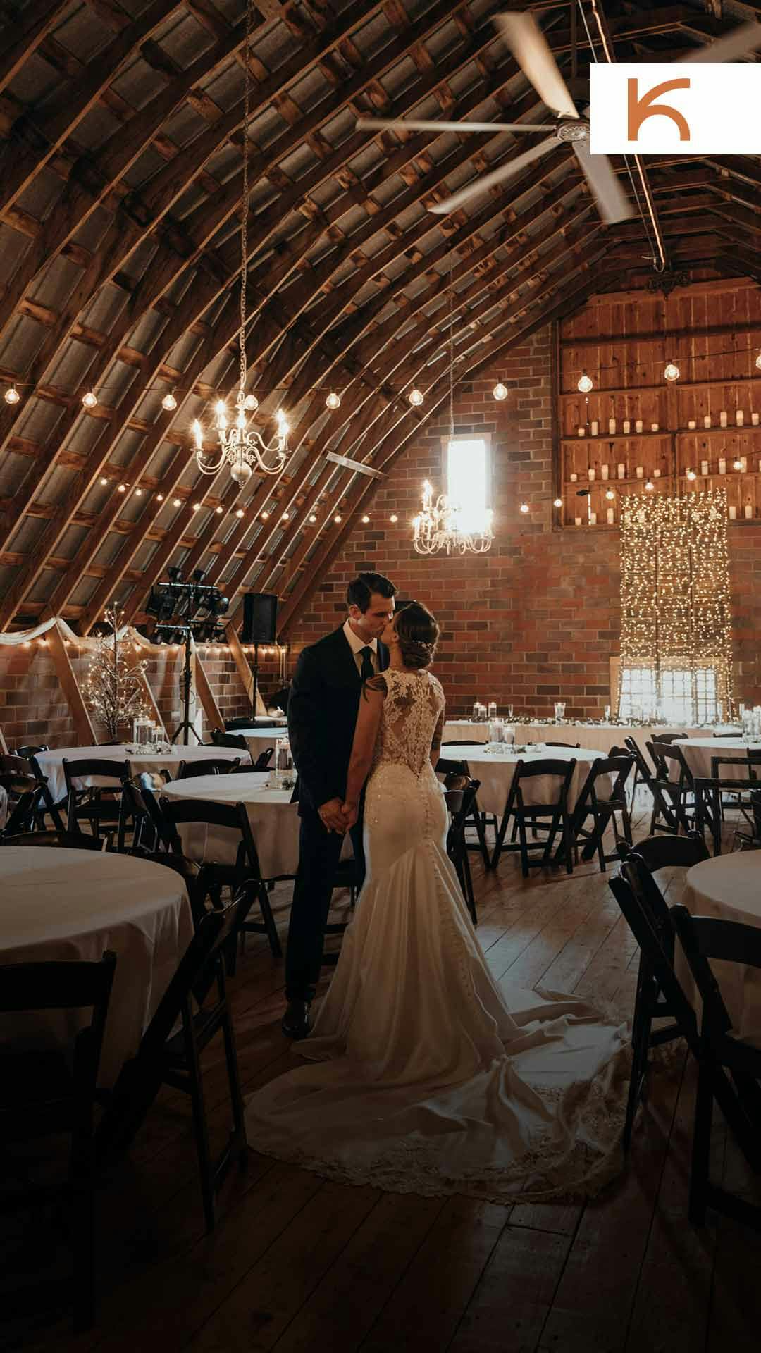 Noivos juntos em salão decorado e gerenciado por uma equipe que sabe o que é catering para casamento