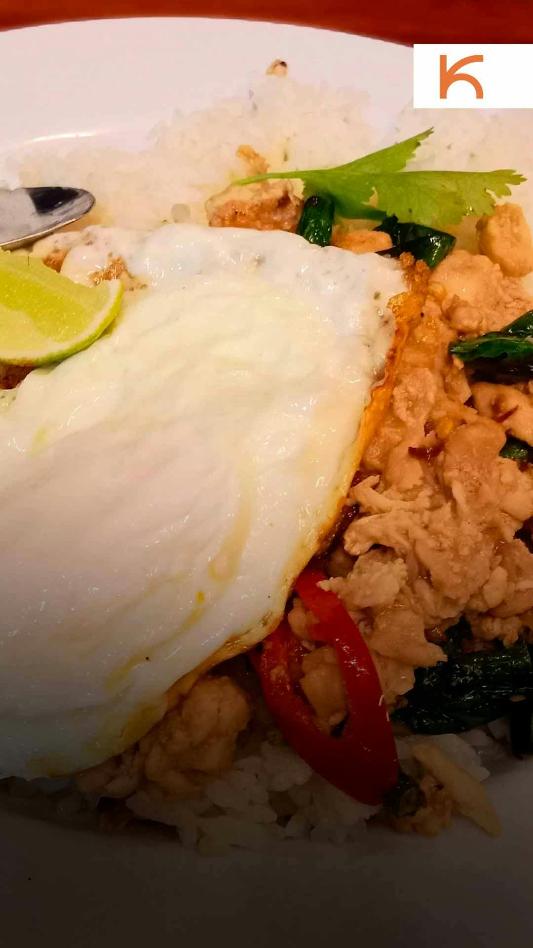 prato delicioso de comida tailandesa com ovo e frango é um ótimo prato para vender em delivery