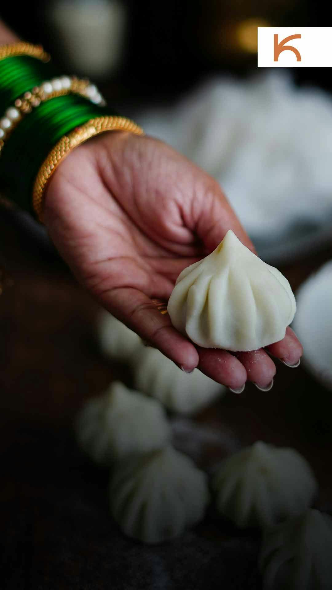 preparo do modak típico em festivais da comida indiana