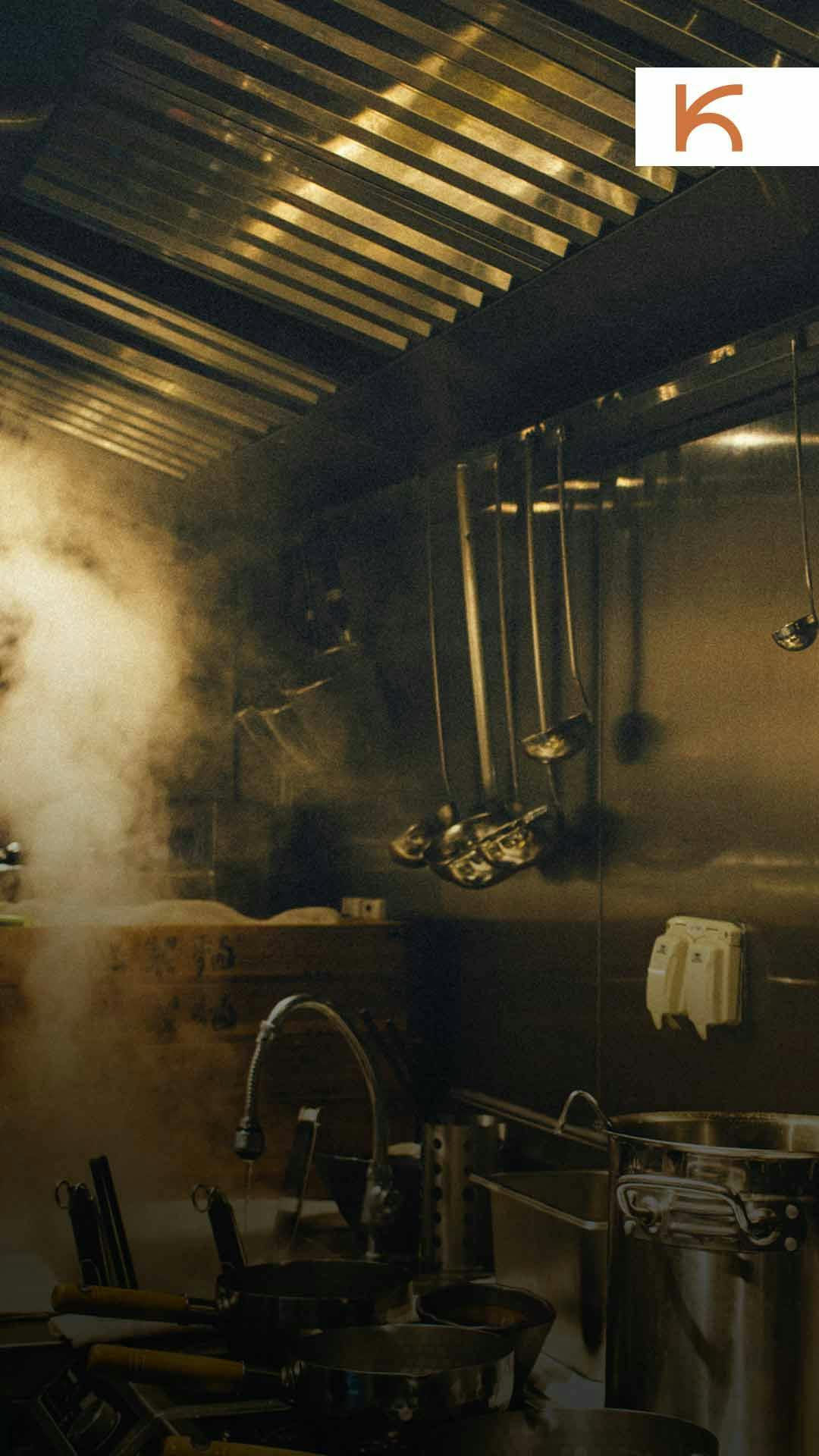 cozinha em funcionamento com exemplos de equipamentos para delivery