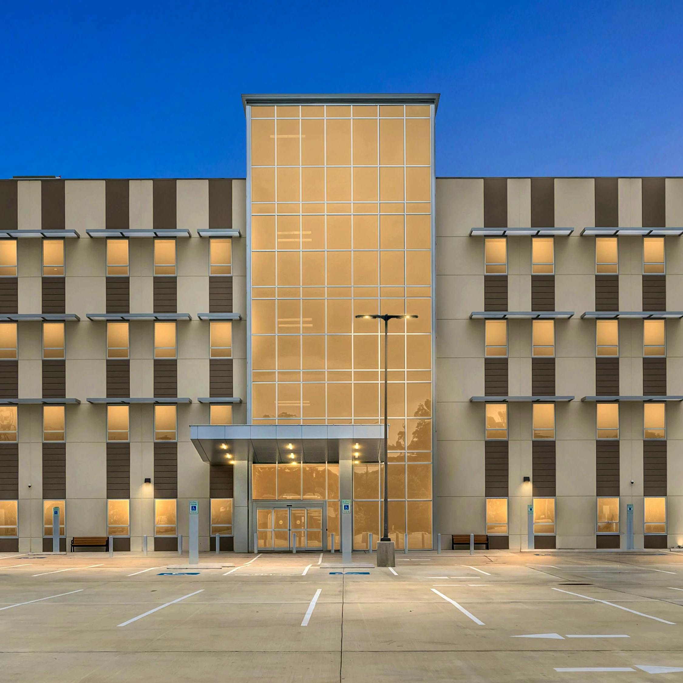 Exterior of the 905 building at CLS Health Comprehensive Care Clinic in Clear Lake, home to primary and specialty care doctors.