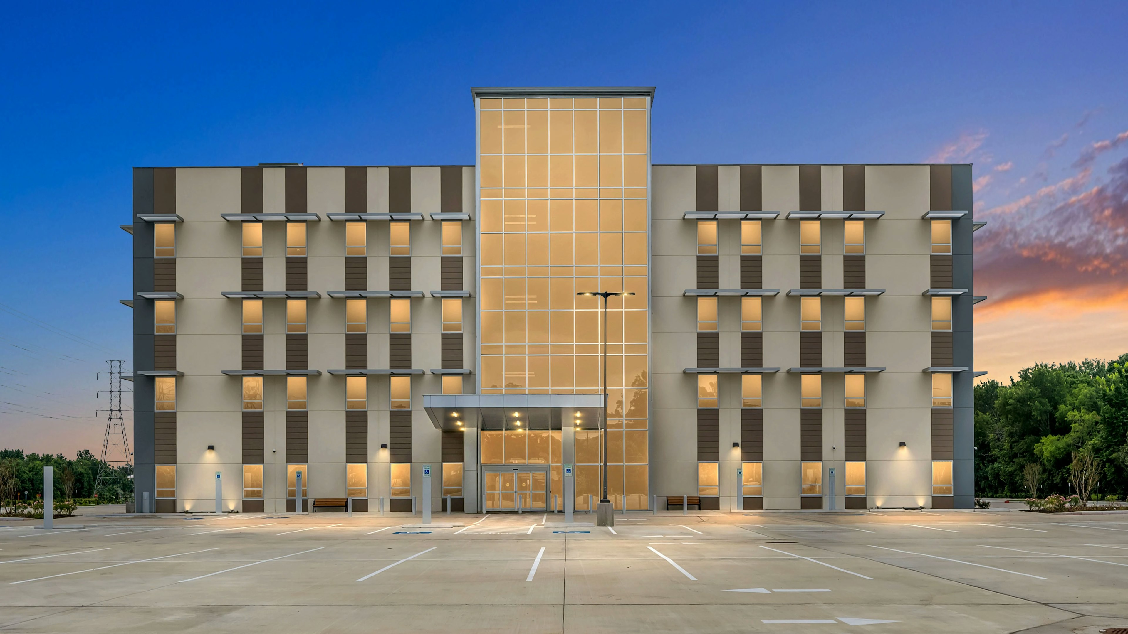 Exterior of the 905 building at CLS Health Comprehensive Care Clinic in Clear Lake, home to primary and specialty care doctors.