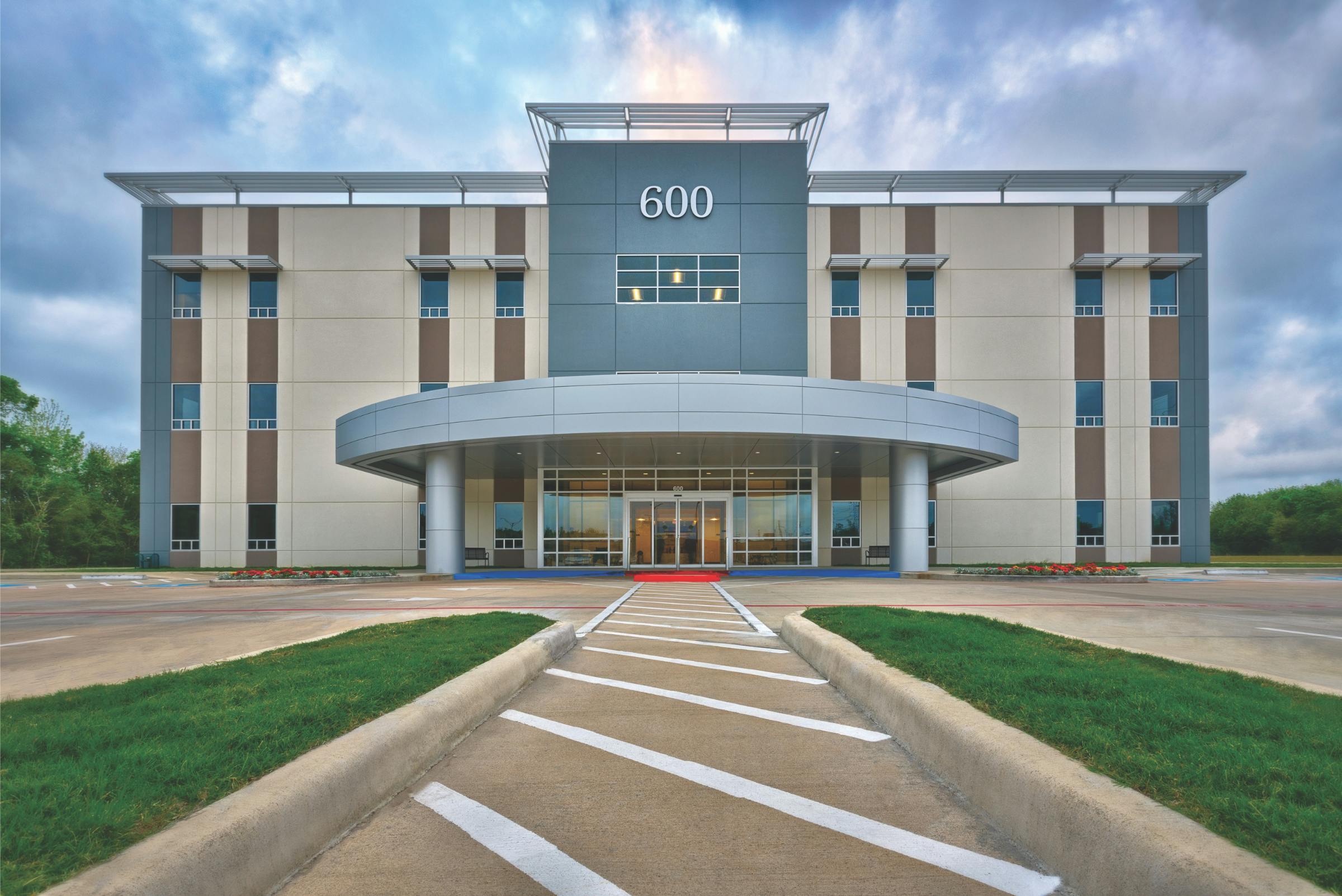Exterior of the 600 building at CLS Health Comprehensive Care Clinic in Clear Lake, home to primary and specialty care doctors.