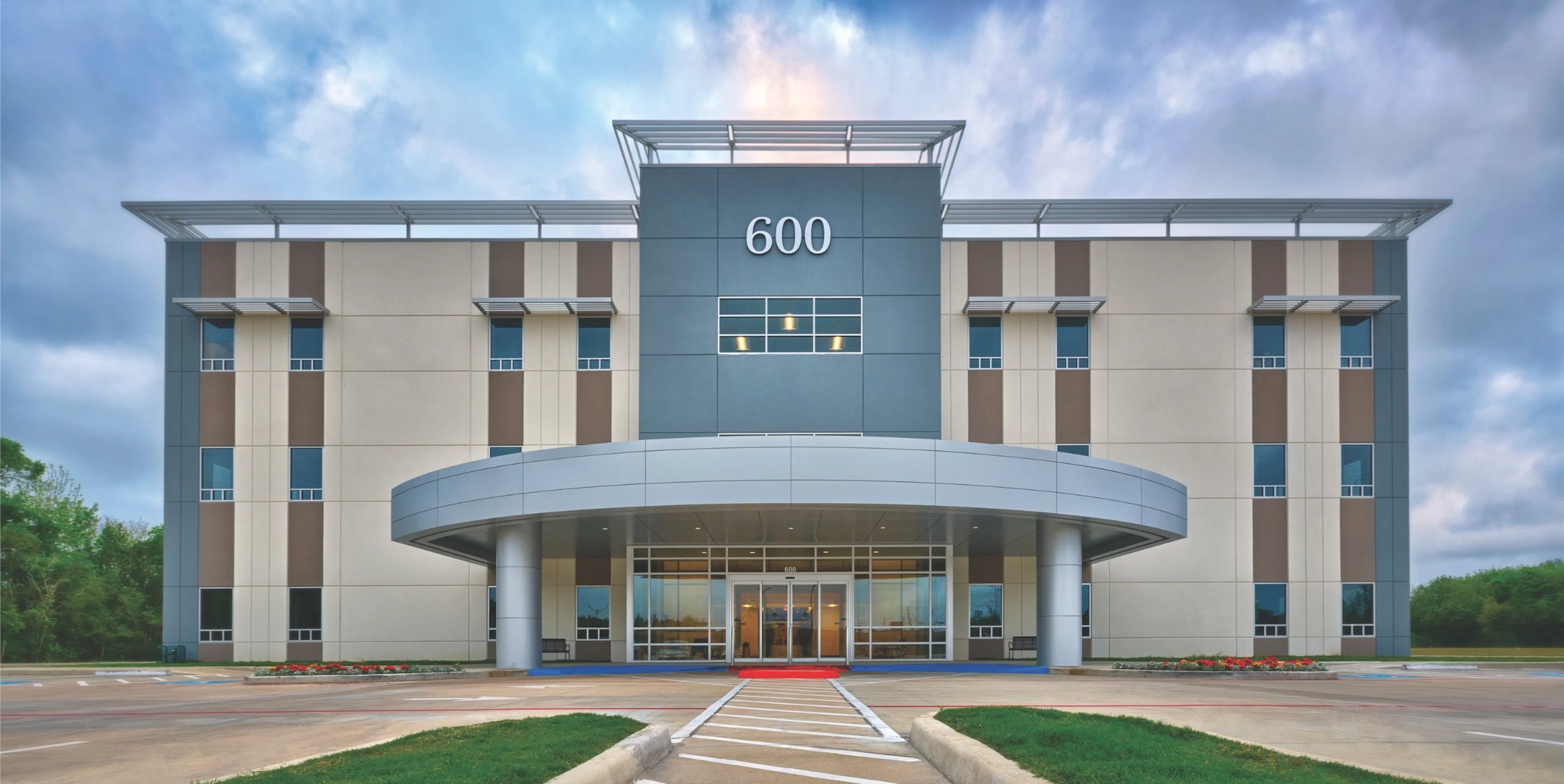 Exterior of the 600 building at CLS Health Comprehensive Care Clinic in Clear Lake, home to primary and specialty care doctors.
