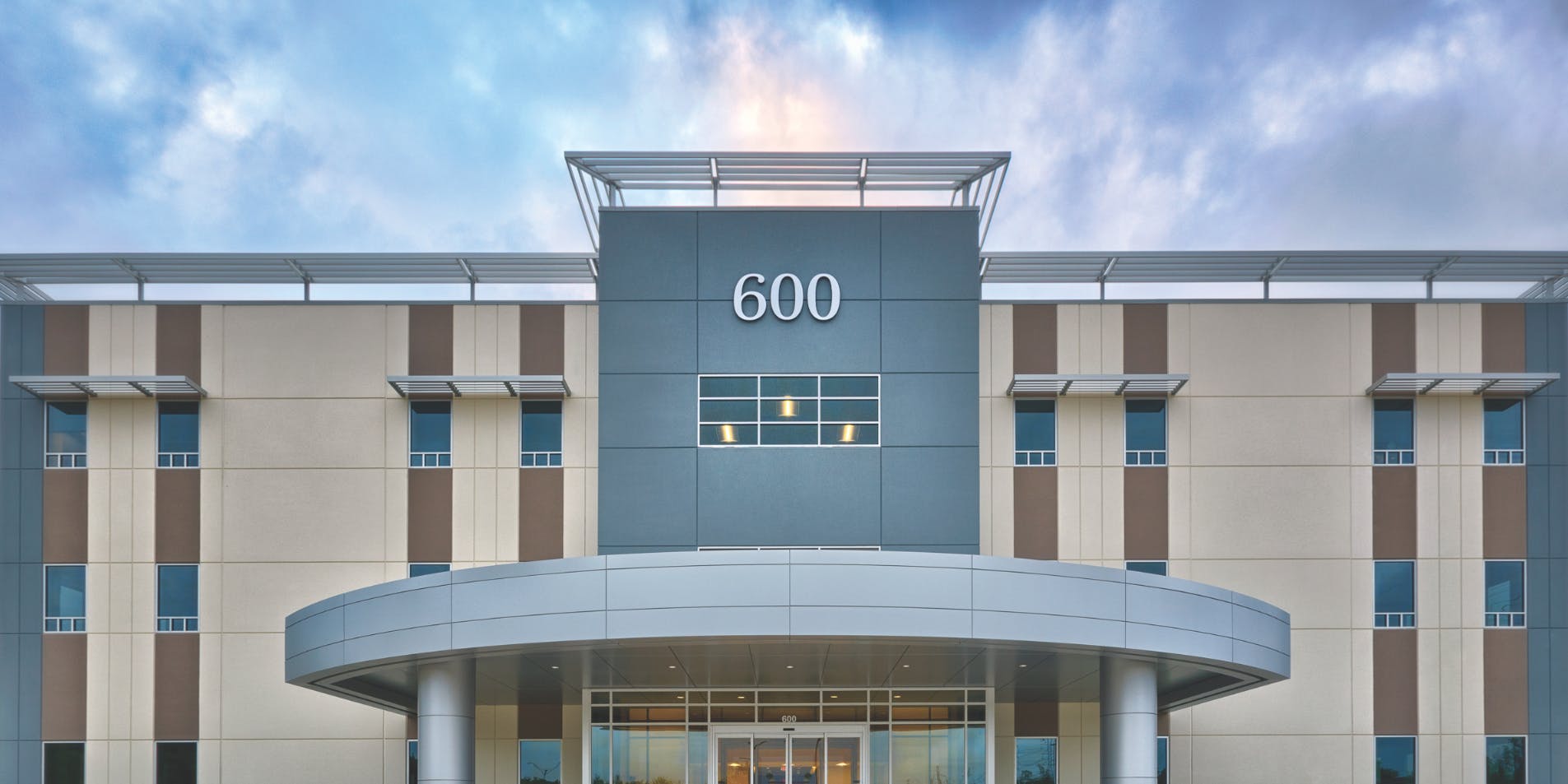 Exterior of the 600 building at CLS Health Comprehensive Care Clinic in Clear Lake, home to primary and specialty care doctors.