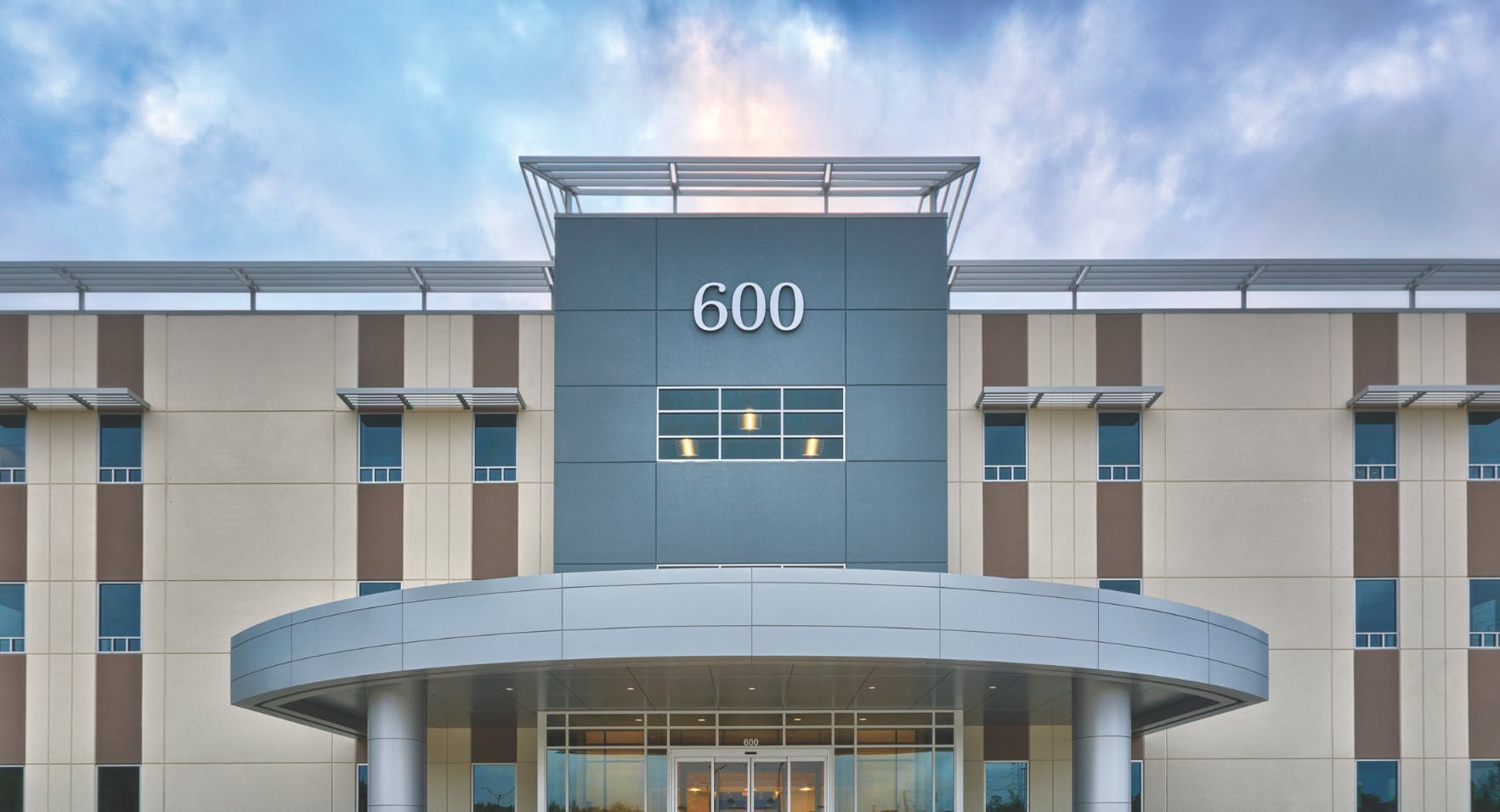 Exterior of the 600 building at CLS Health Comprehensive Care Clinic in Clear Lake, home to primary and specialty care doctors.