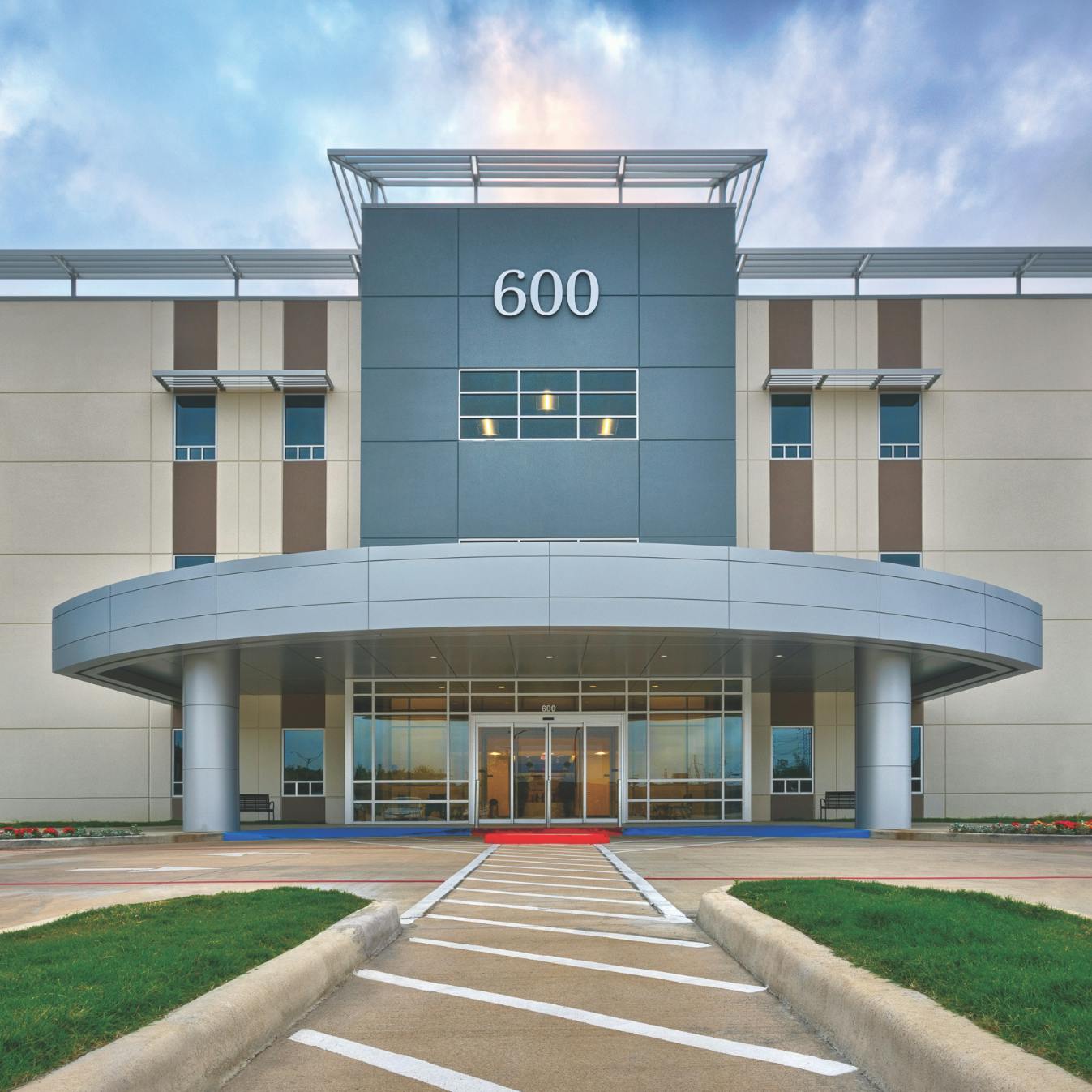 Exterior of the 600 building at CLS Health Comprehensive Care Clinic in Clear Lake, home to primary and specialty care doctors.