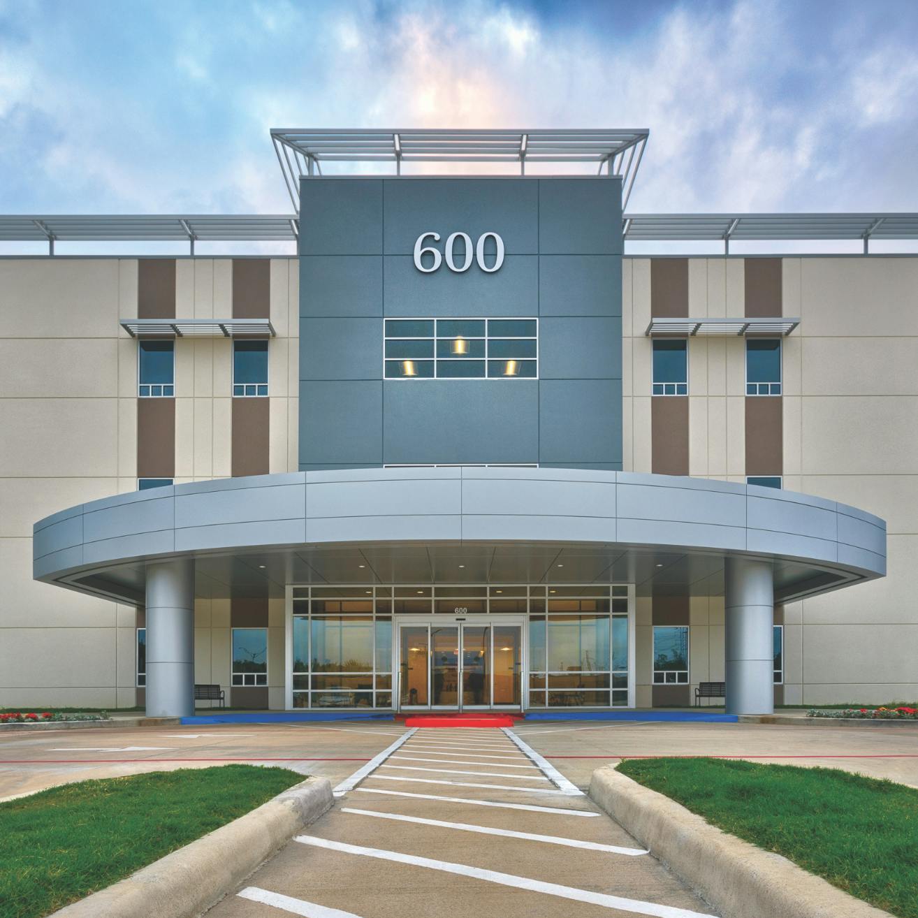 Exterior of the 600 building at CLS Health Comprehensive Care Clinic in Clear Lake, home to primary and specialty care doctors.