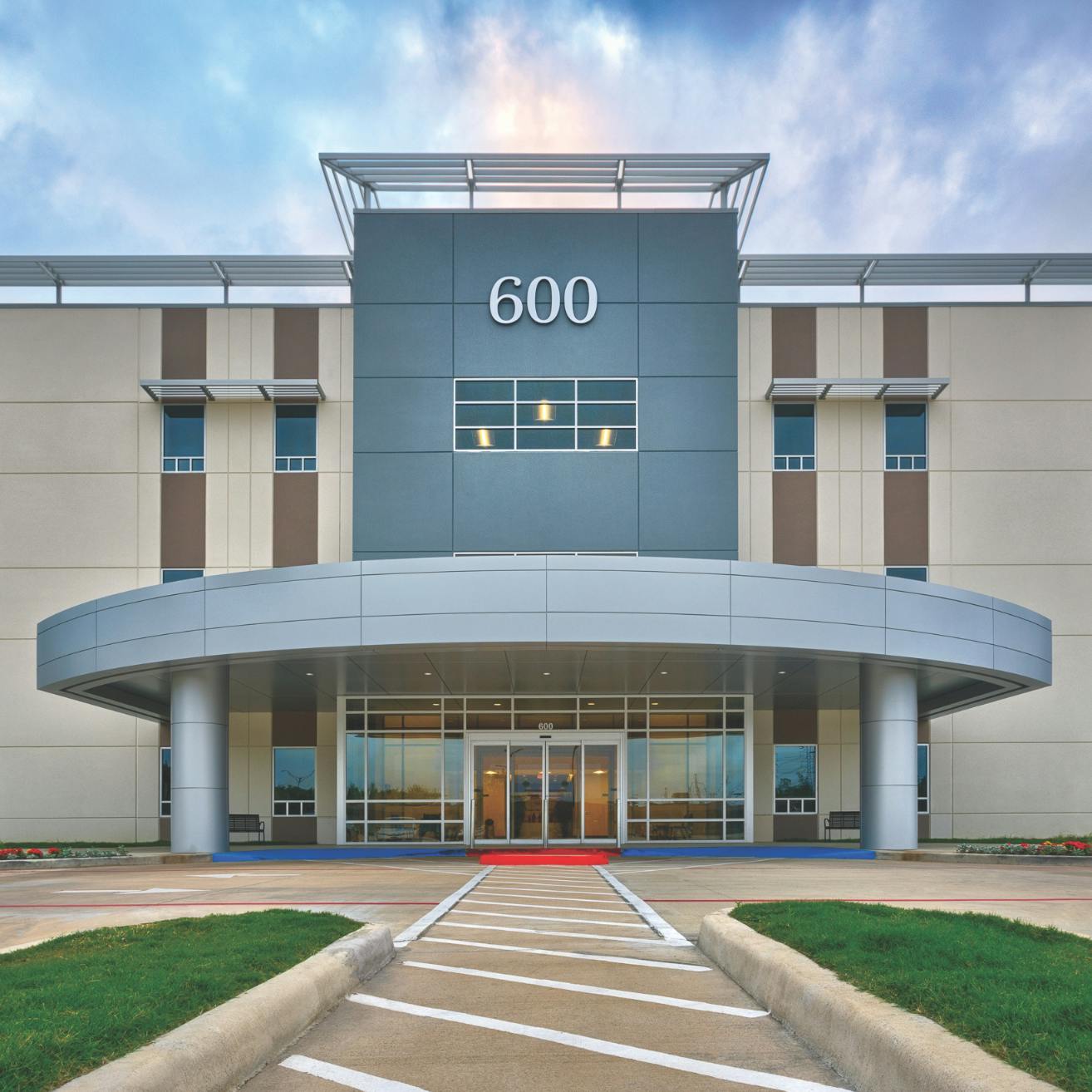 Exterior of the 600 building at CLS Health Comprehensive Care Clinic in Clear Lake, home to primary and specialty care doctors.