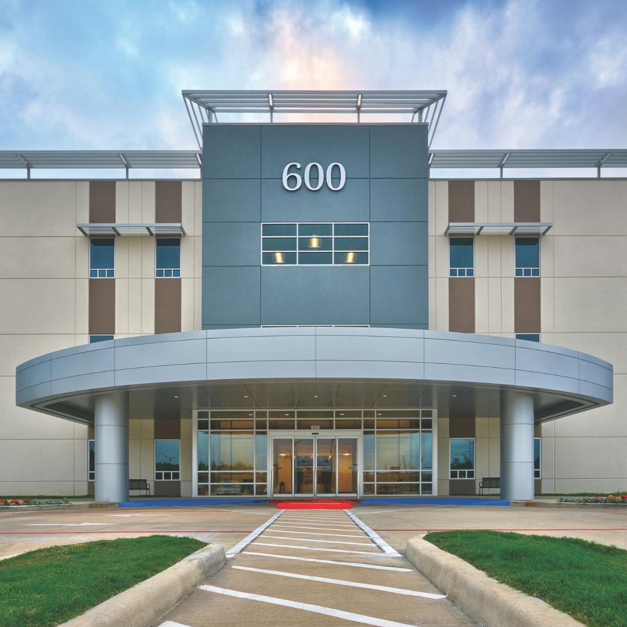 Exterior of the 600 building at CLS Health Comprehensive Care Clinic in Clear Lake, home to primary and specialty care doctors.