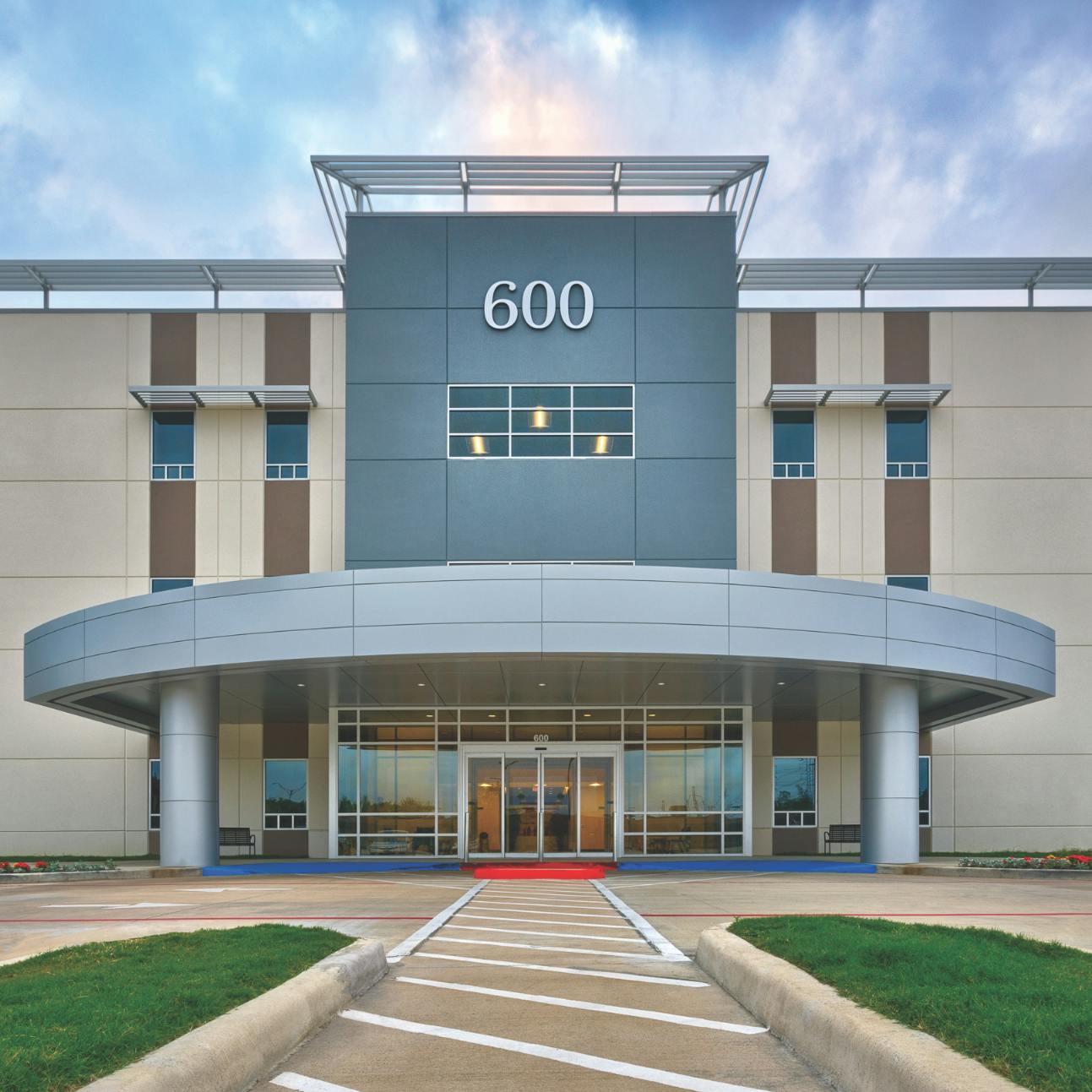 Exterior of the 600 building at CLS Health Comprehensive Care Clinic in Clear Lake, home to primary and specialty care doctors.