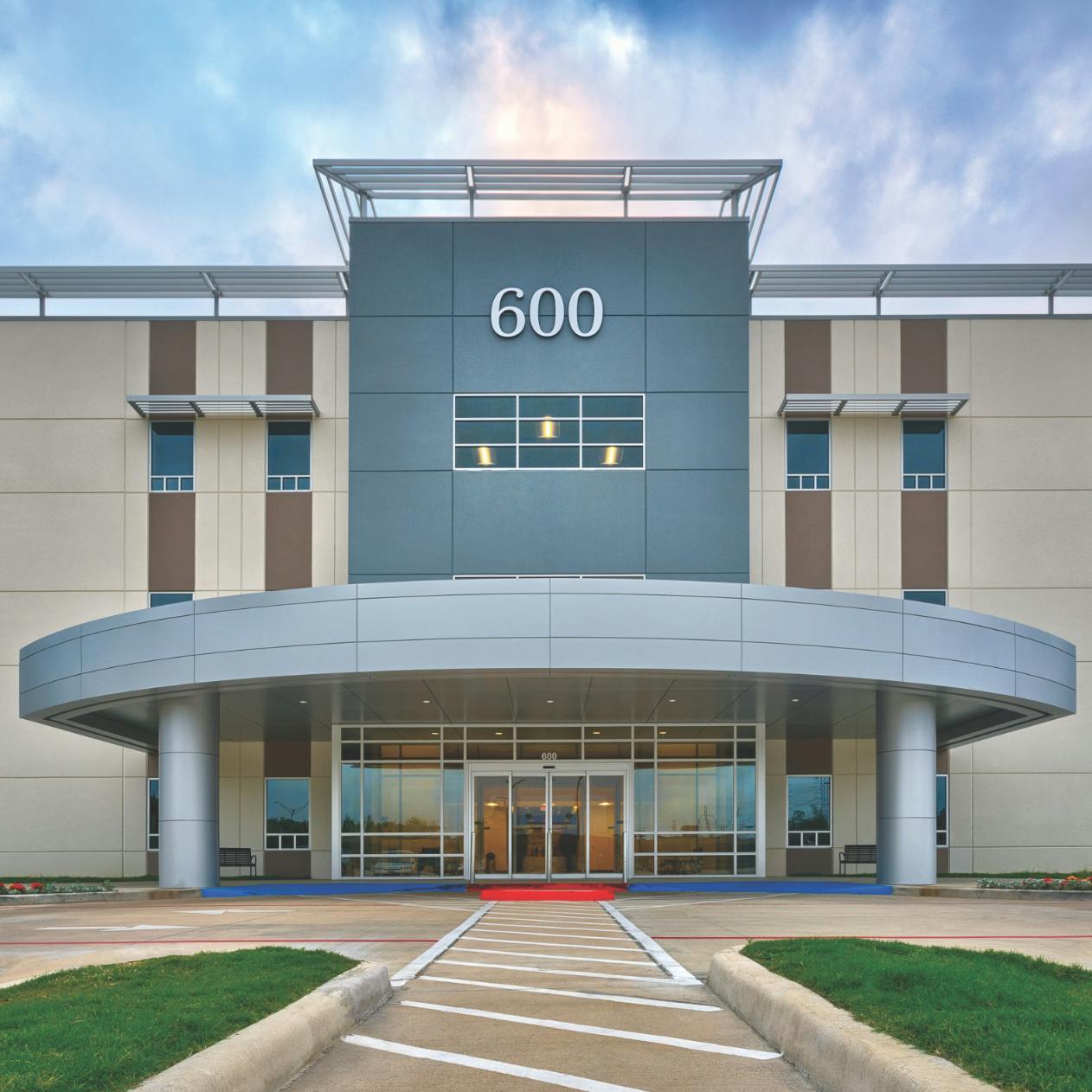 Exterior of the 600 building at CLS Health Comprehensive Care Clinic in Clear Lake, home to primary and specialty care doctors.
