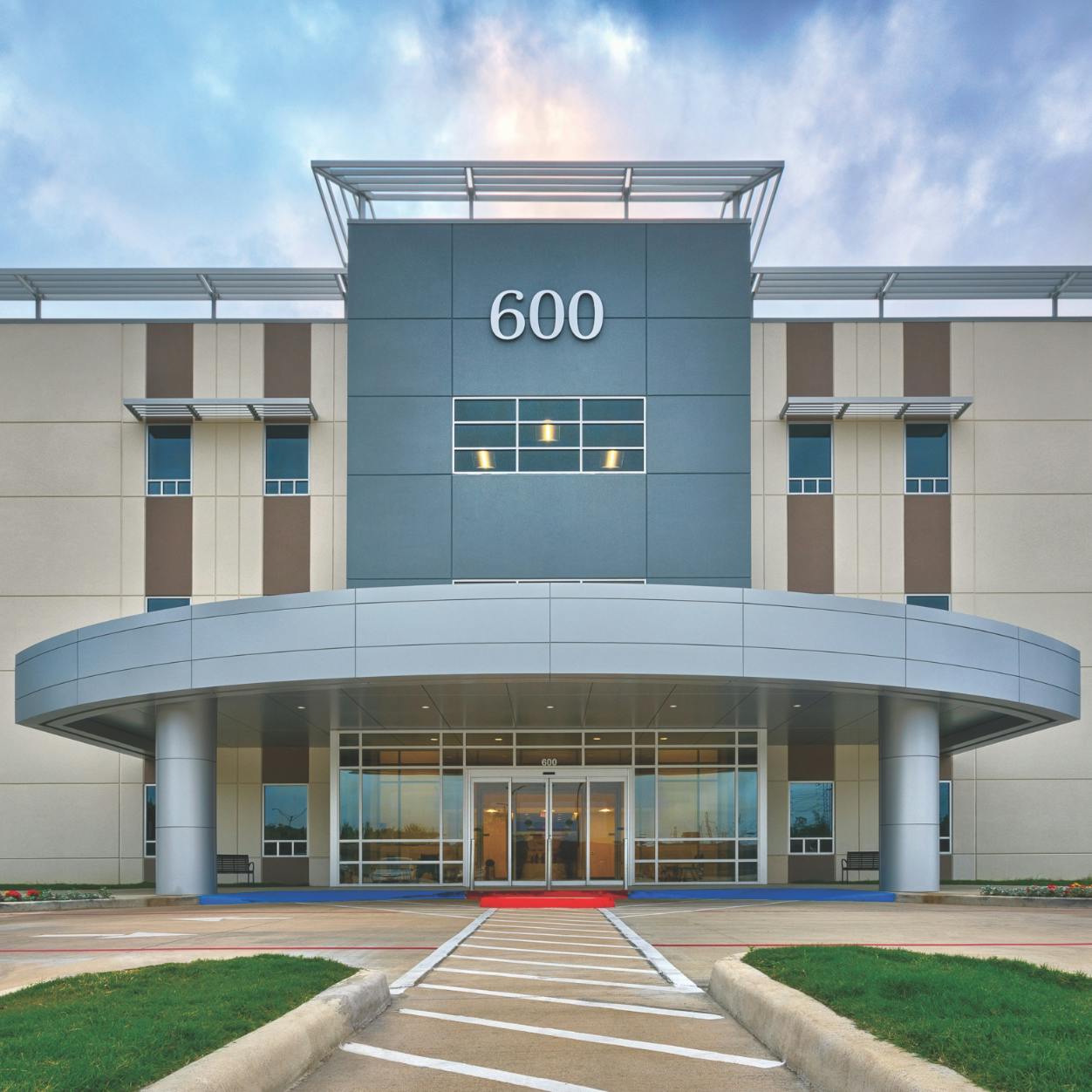 Exterior of the 600 building at CLS Health Comprehensive Care Clinic in Clear Lake, home to primary and specialty care doctors.
