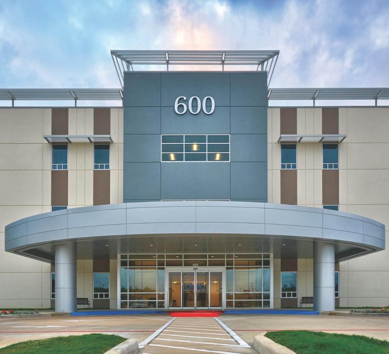 Exterior of the 600 building at CLS Health Comprehensive Care Clinic in Clear Lake, home to primary and specialty care doctors.