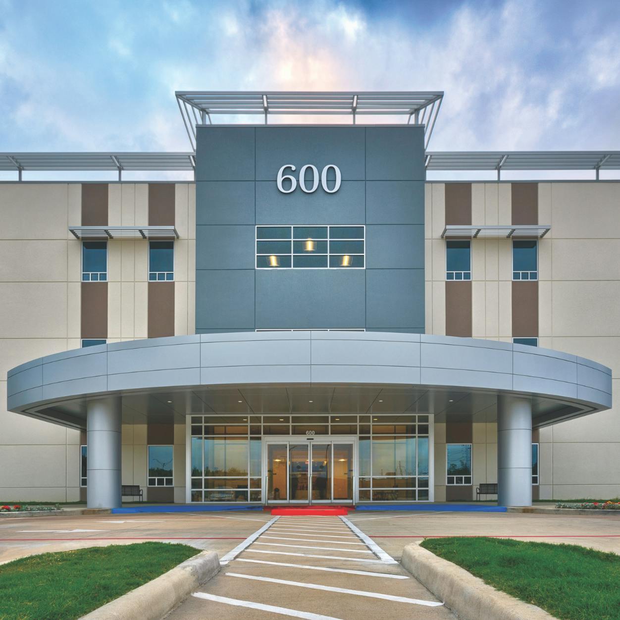 Exterior of the 600 building at CLS Health Comprehensive Care Clinic in Clear Lake, home to primary and specialty care doctors.