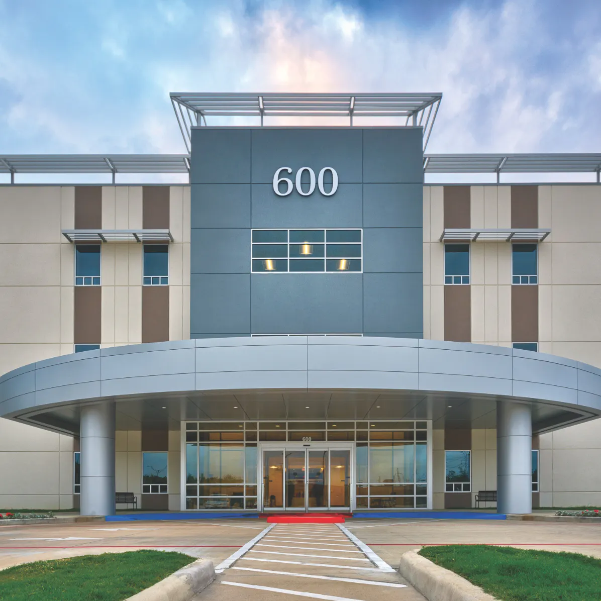 Exterior of the 600 building at CLS Health Comprehensive Care Clinic in Clear Lake, home to primary and specialty care doctors.