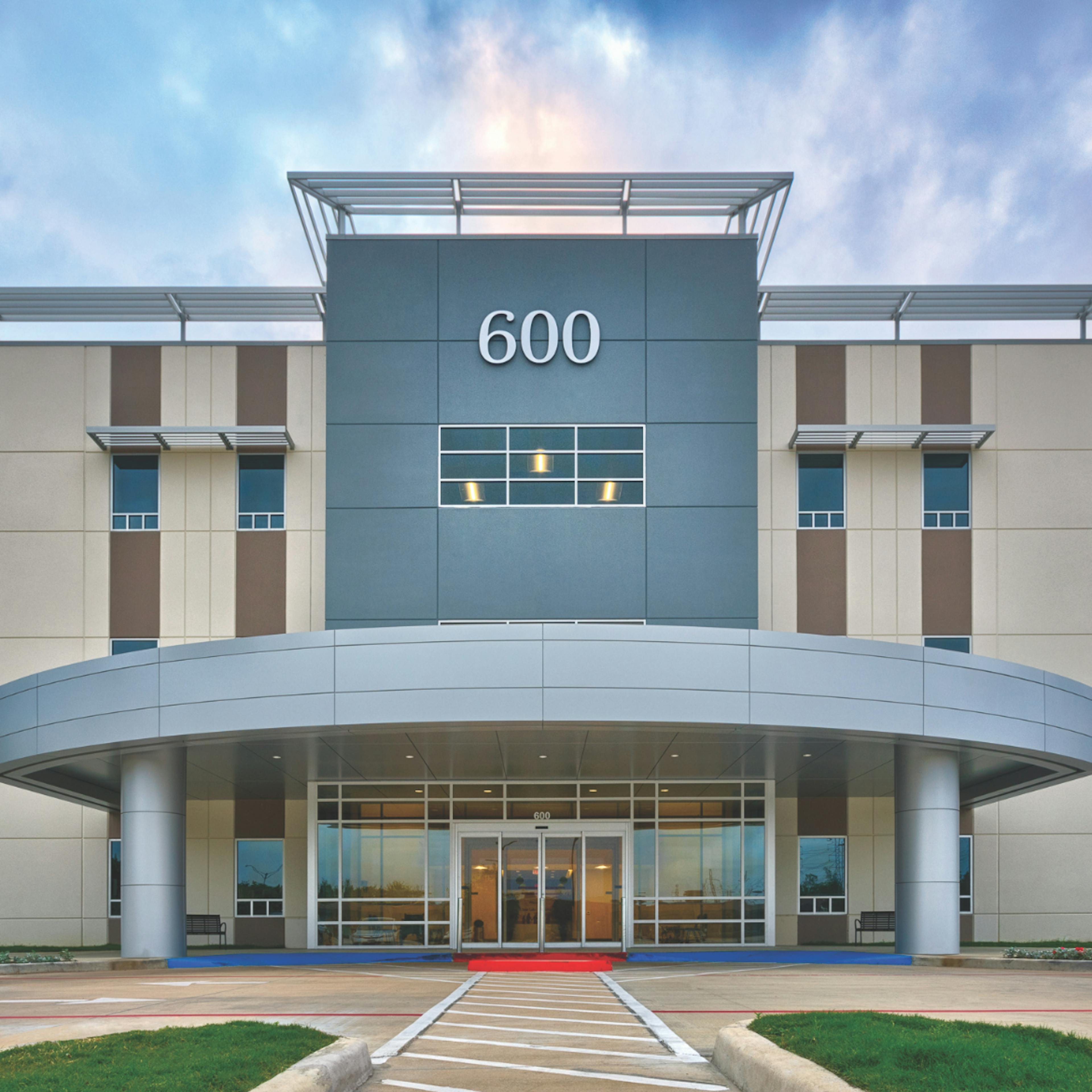 Exterior of the 600 building at CLS Health Comprehensive Care Clinic in Clear Lake, home to primary and specialty care doctors.
