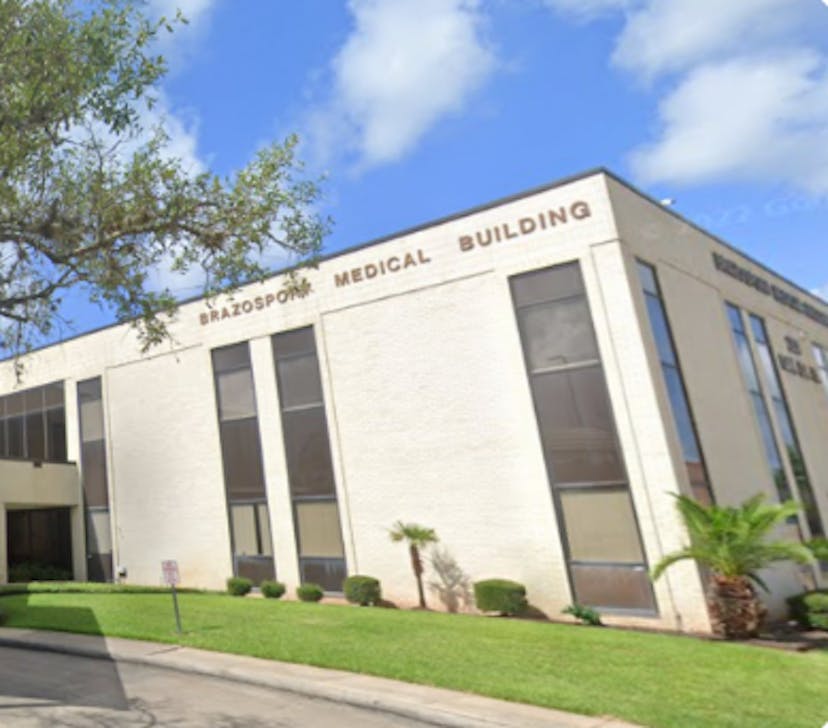 Exterior view of CLS Health Podiatry Associates - Lake Jackson located on Oak Drive South, offering specialized foot and ankle care services.