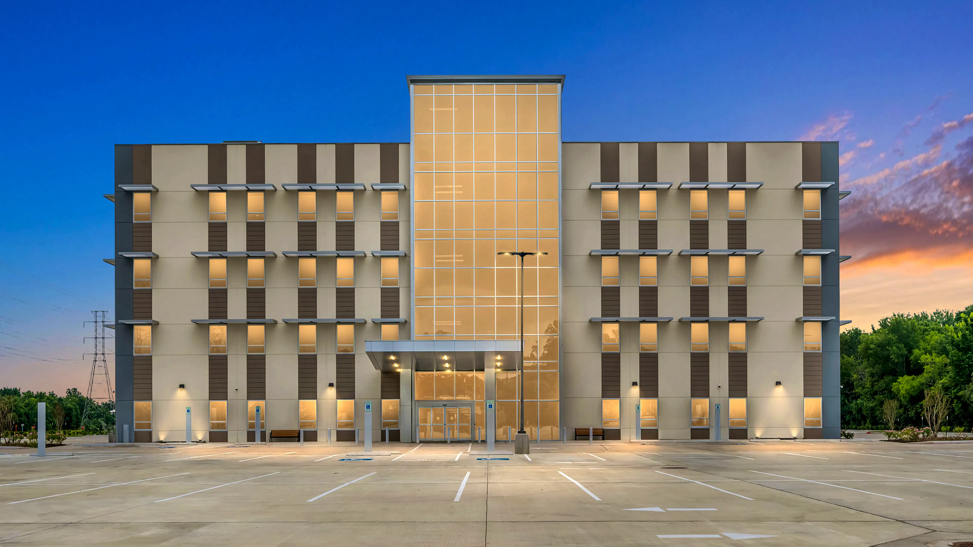 Exterior view of the CLS Health Comprehensive Care Clear Lake Clinic located at 905 Medical Center Blvd.