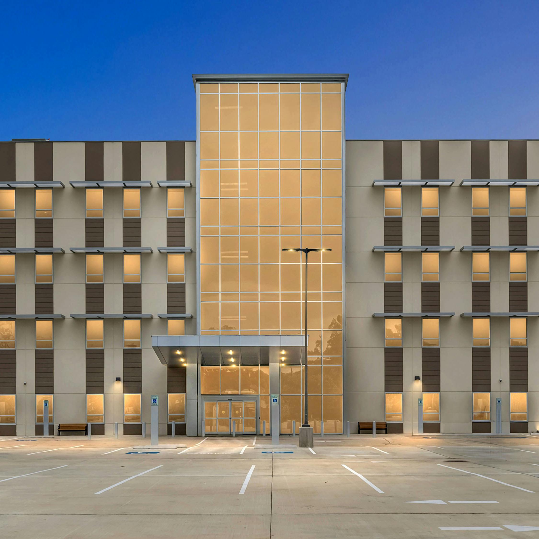 Exterior view of the CLS Health Comprehensive Care Clear Lake Clinic located at 905 Medical Center Blvd.