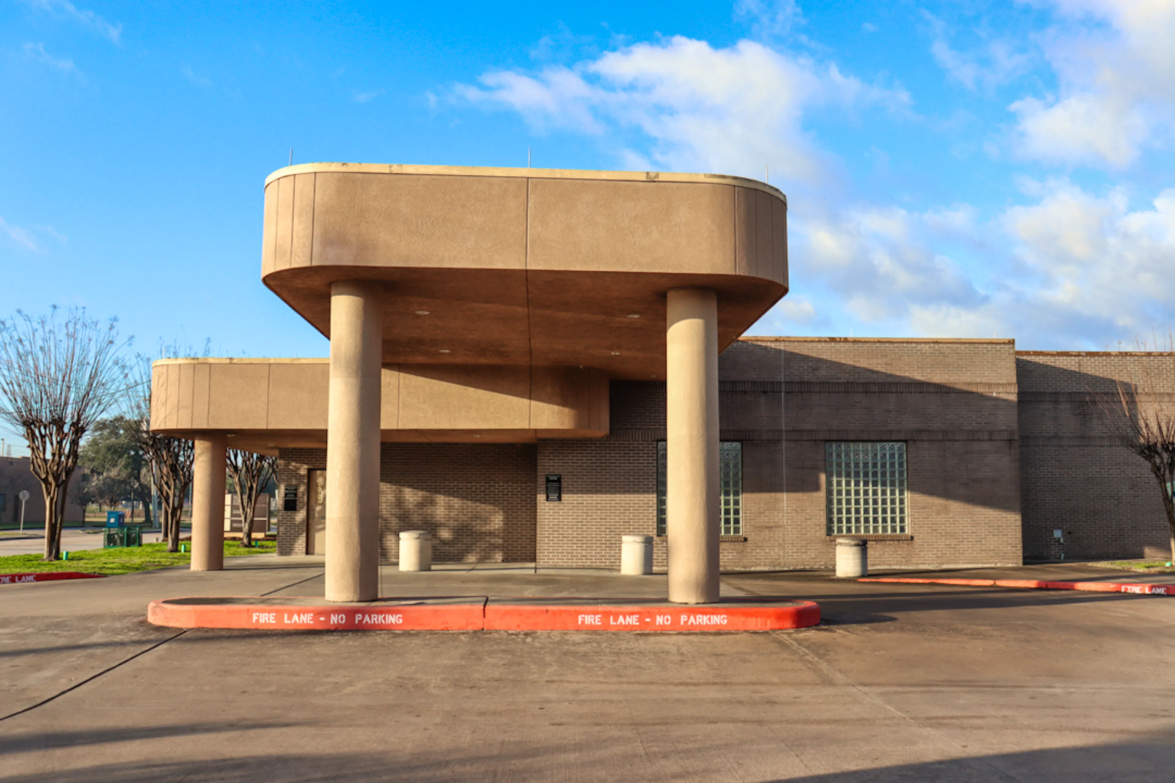 Exterior view of CLS Health Southeast Houston Cardiology - Clear Lake, providing expert heart health care.
