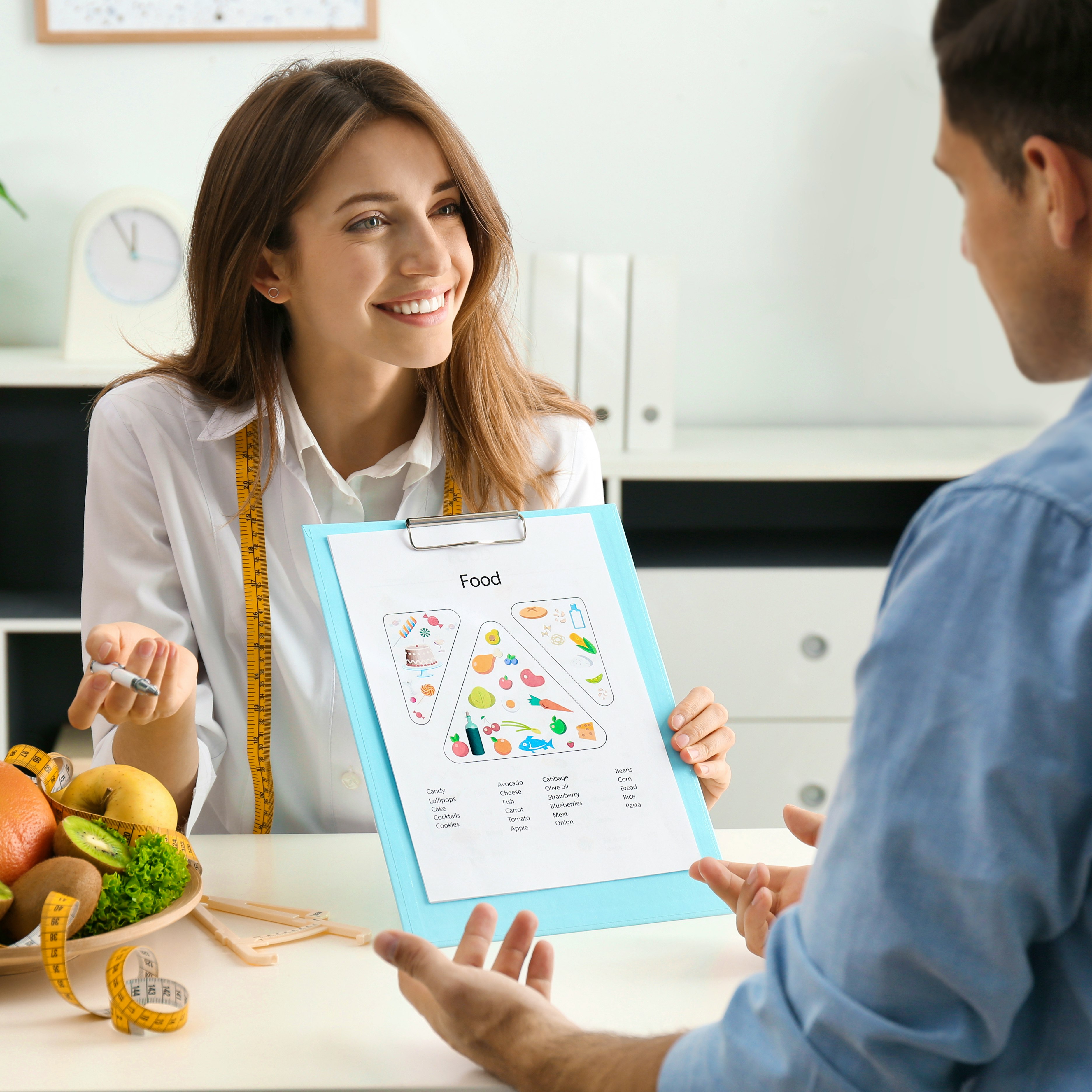 A dietitian is educating a patient on healthy eating and curating a diet plan.