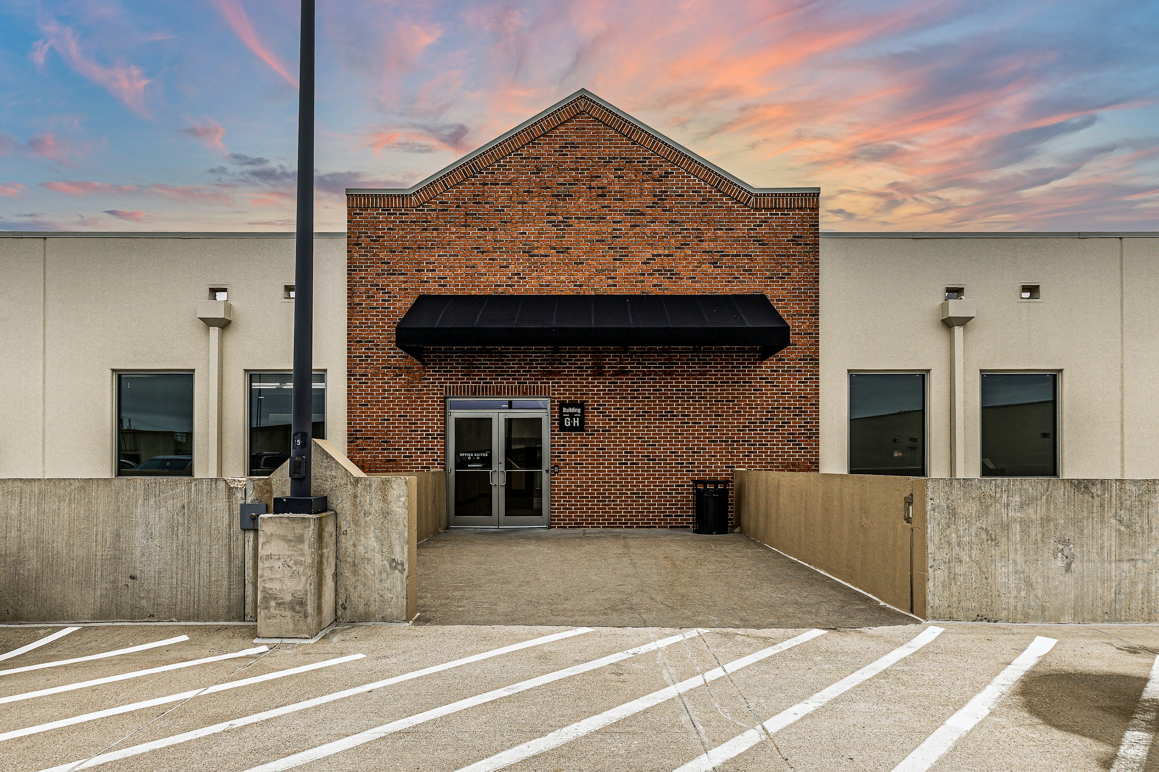 Exterior view of CLS Health Comprehensive Care Clinic - Cinco Ranch, providing expert primary and specialty care.