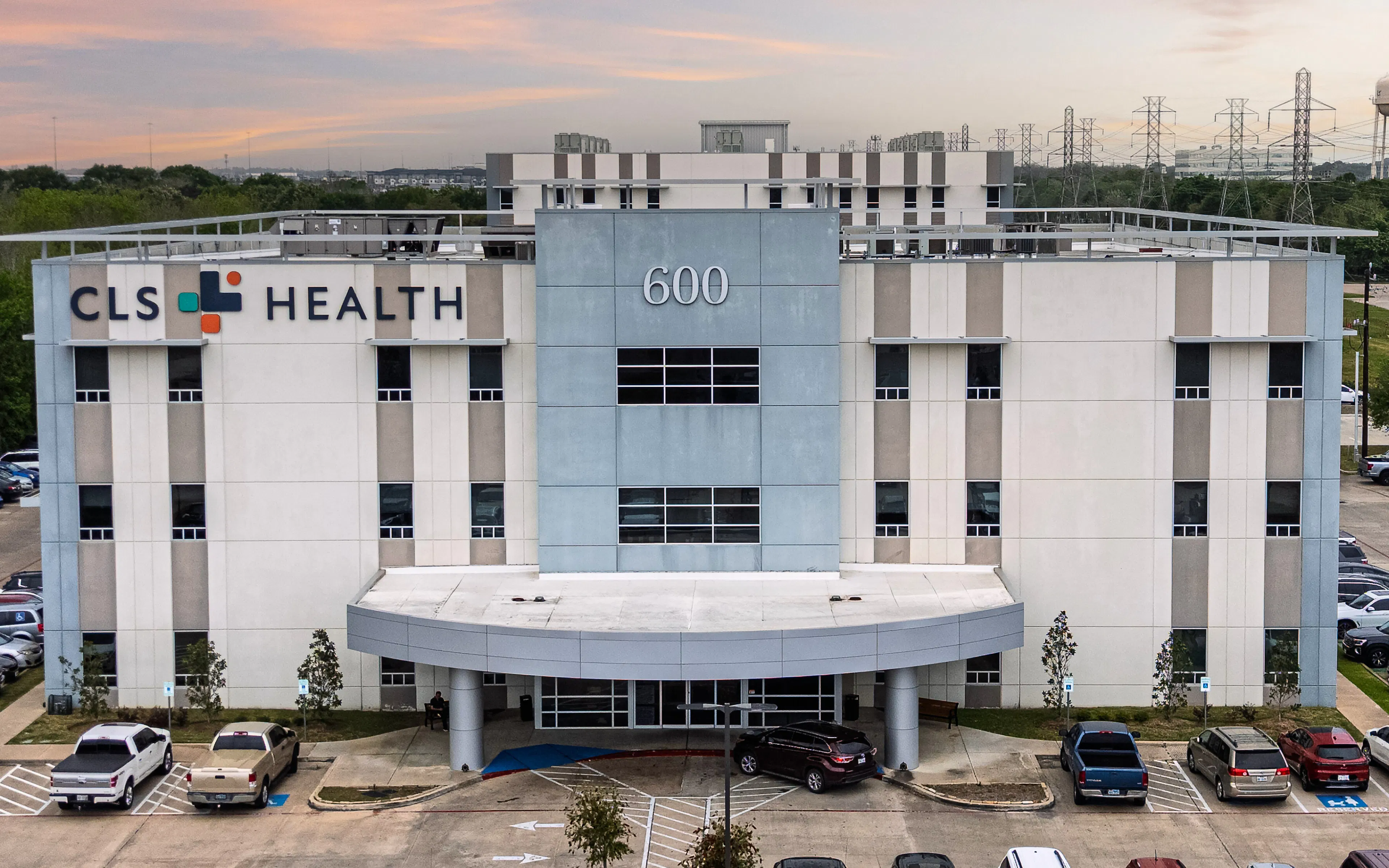 Exterior of the 600 building at CLS Health Comprehensive Care Clinic in Clear Lake, home to primary and specialty care doctors.