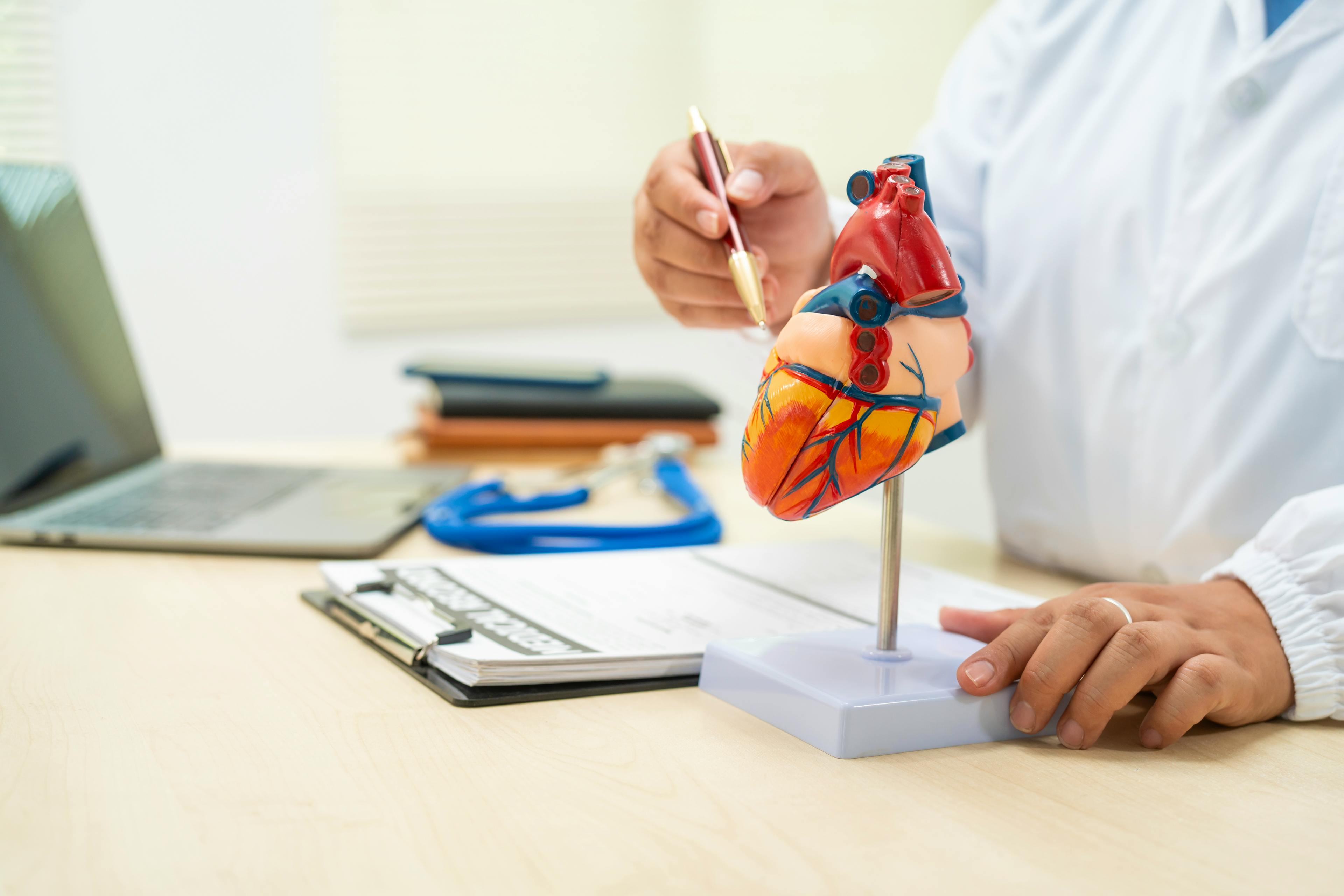 A female doctor works at a desk in the hospital,discussing heart diseases.