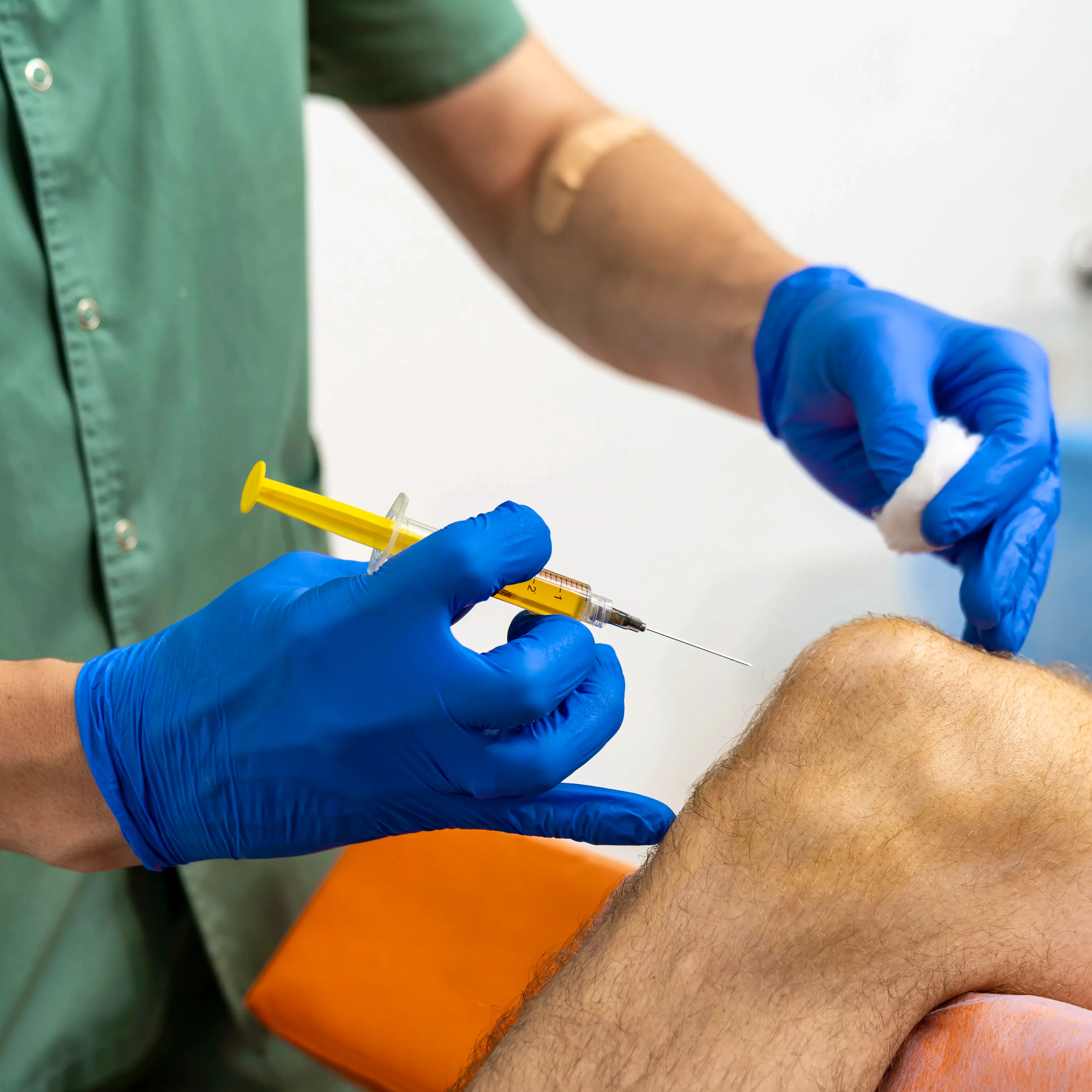 A patient is receiving a PRP injection to the knee.