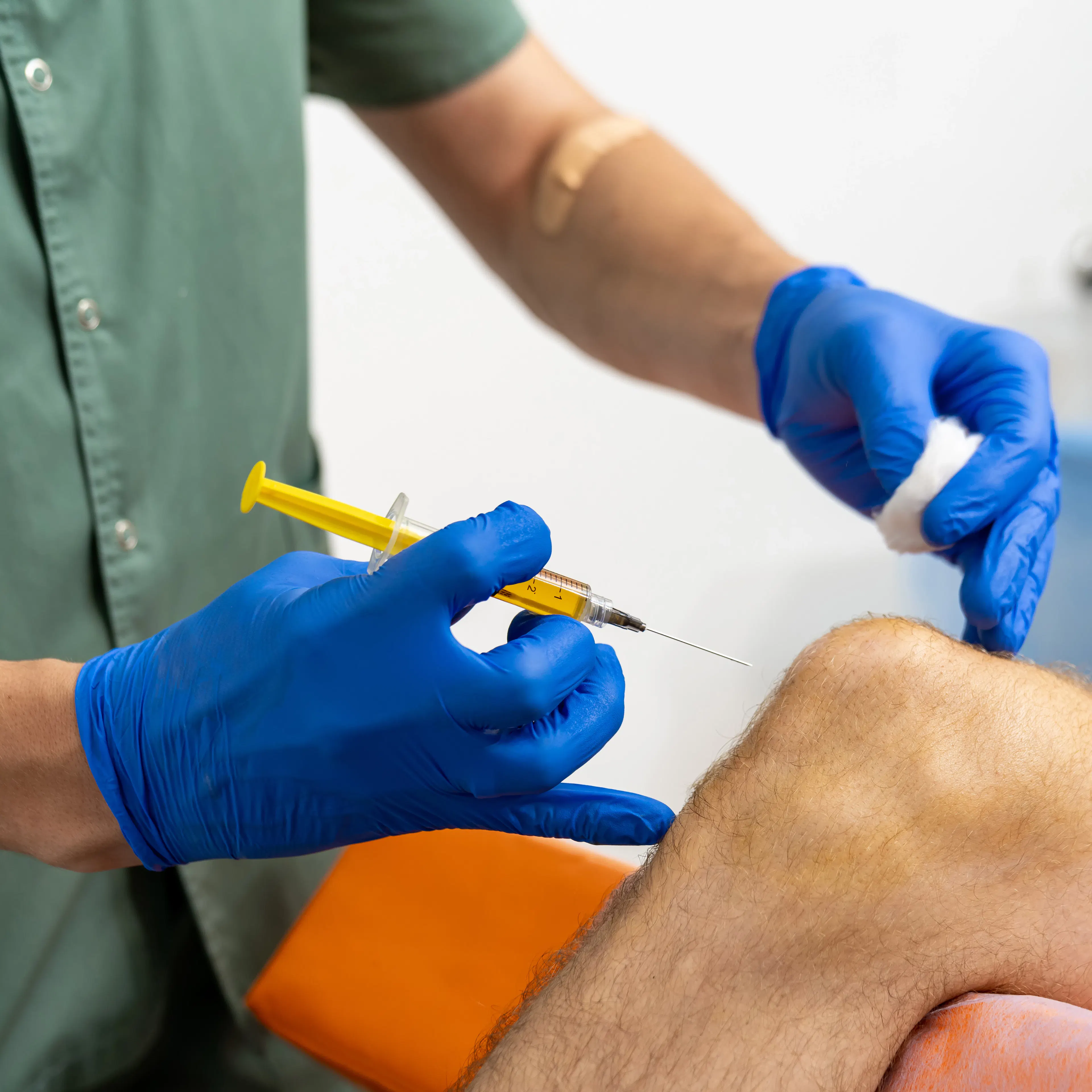 A patient is receiving a PRP injection to the knee. 