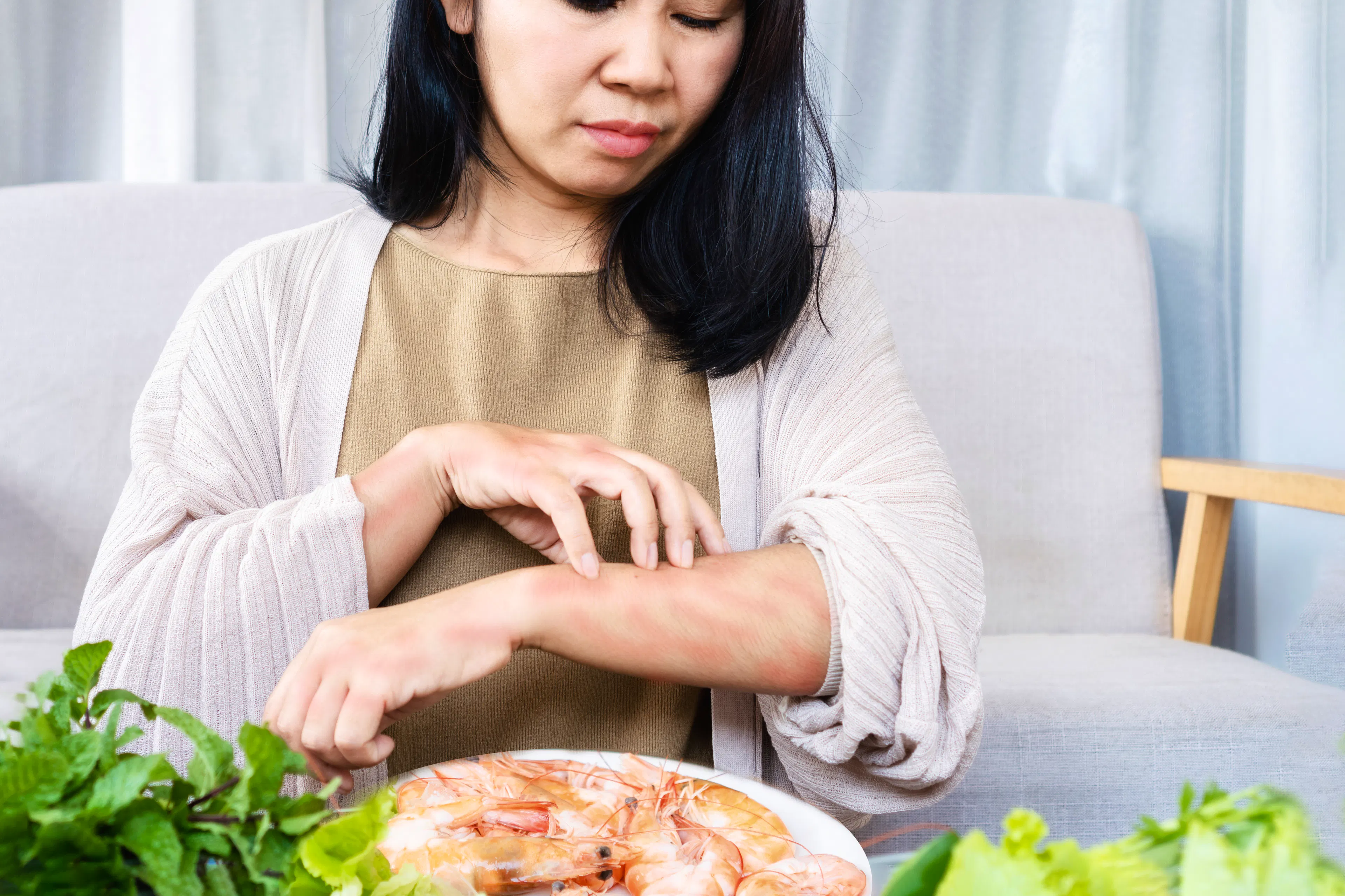 A woman is experiencing food allergies.
