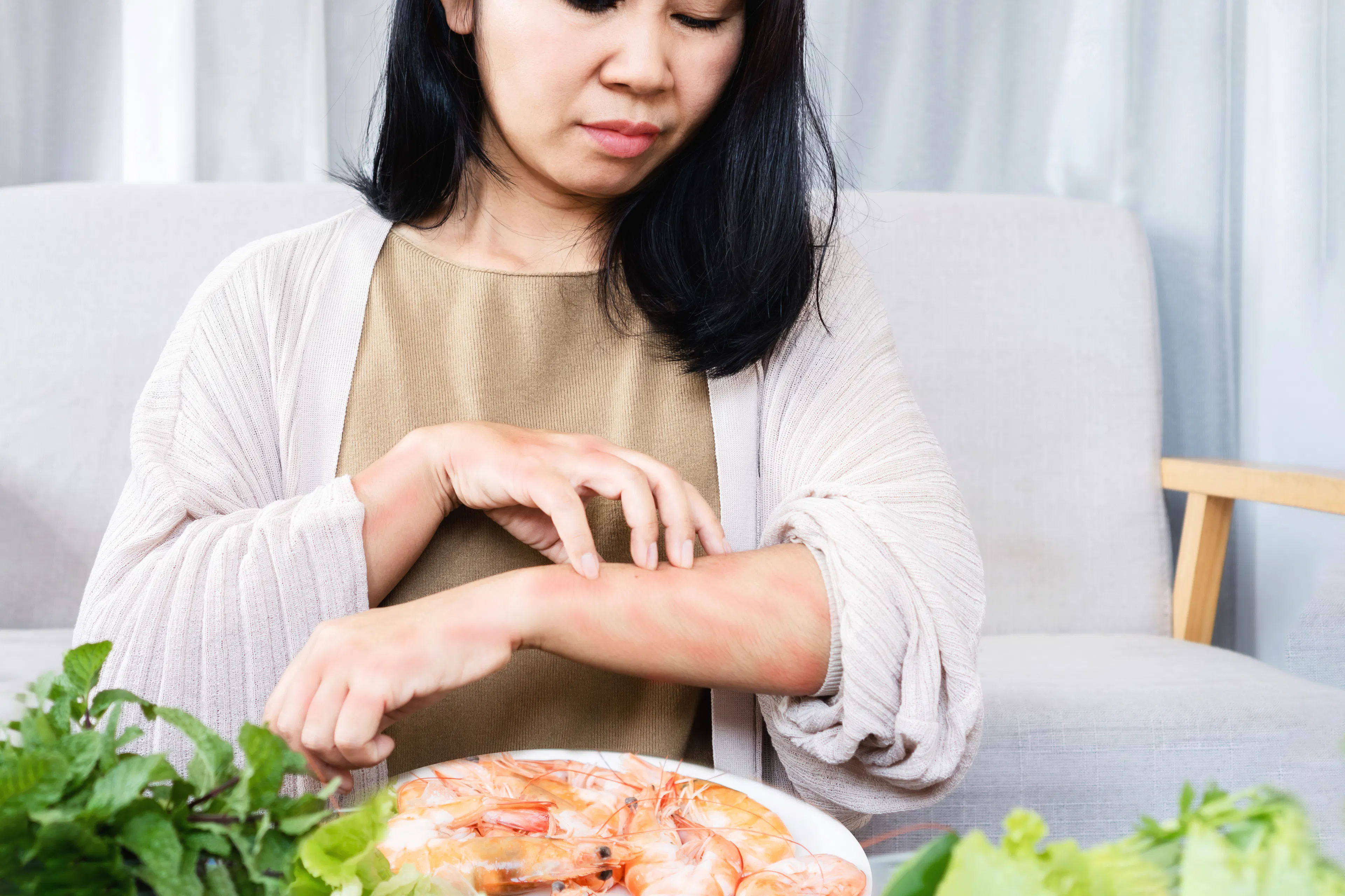 A woman is experiencing food allergies.