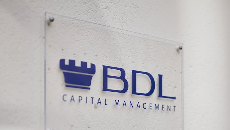 Logo de BDL Capital Management sur la façade du siège, société spécialisée dans l’investissement en actions européennes depuis 2005