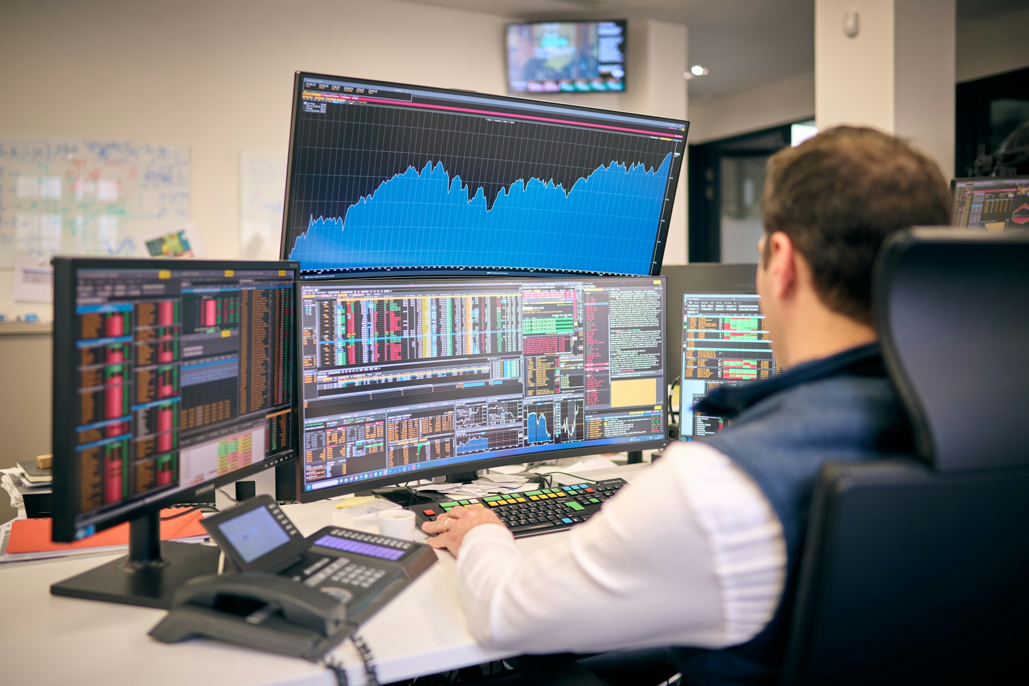 Trader BDL analysant les marchés actions sur Bloomberg, symbole de la résilience et de la performance des investissements à long terme