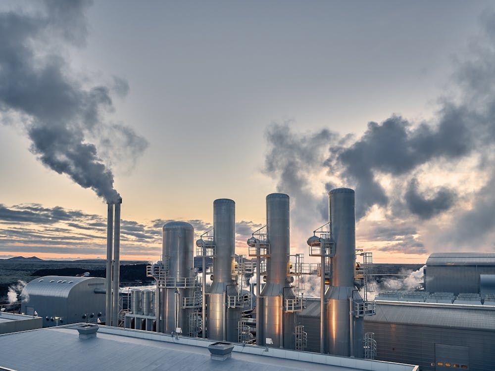 Skyline einer modernen Industrieanlage, die mit grüner Energie betrieben wird.