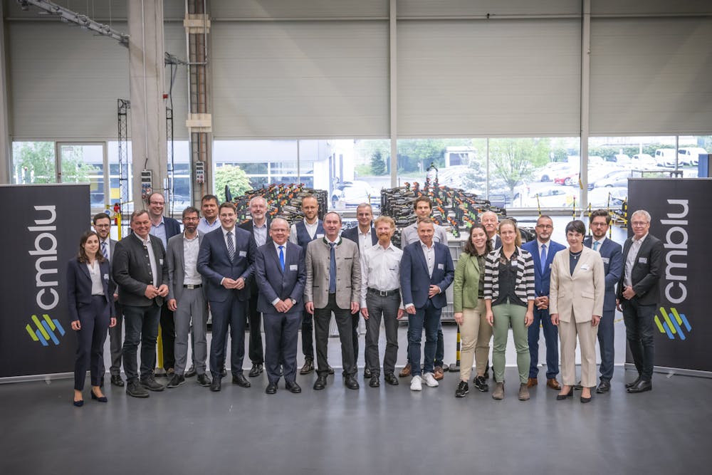 Die Teilnehmerinnen und Teilnehmer des Regionalen Runden Tisches in der Produktionshalle von CMBlu / © CMBlu Energy AG, Andreas Goinar