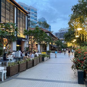 Bars, restaurants and cafes on the Singapore river at Robertson Quay