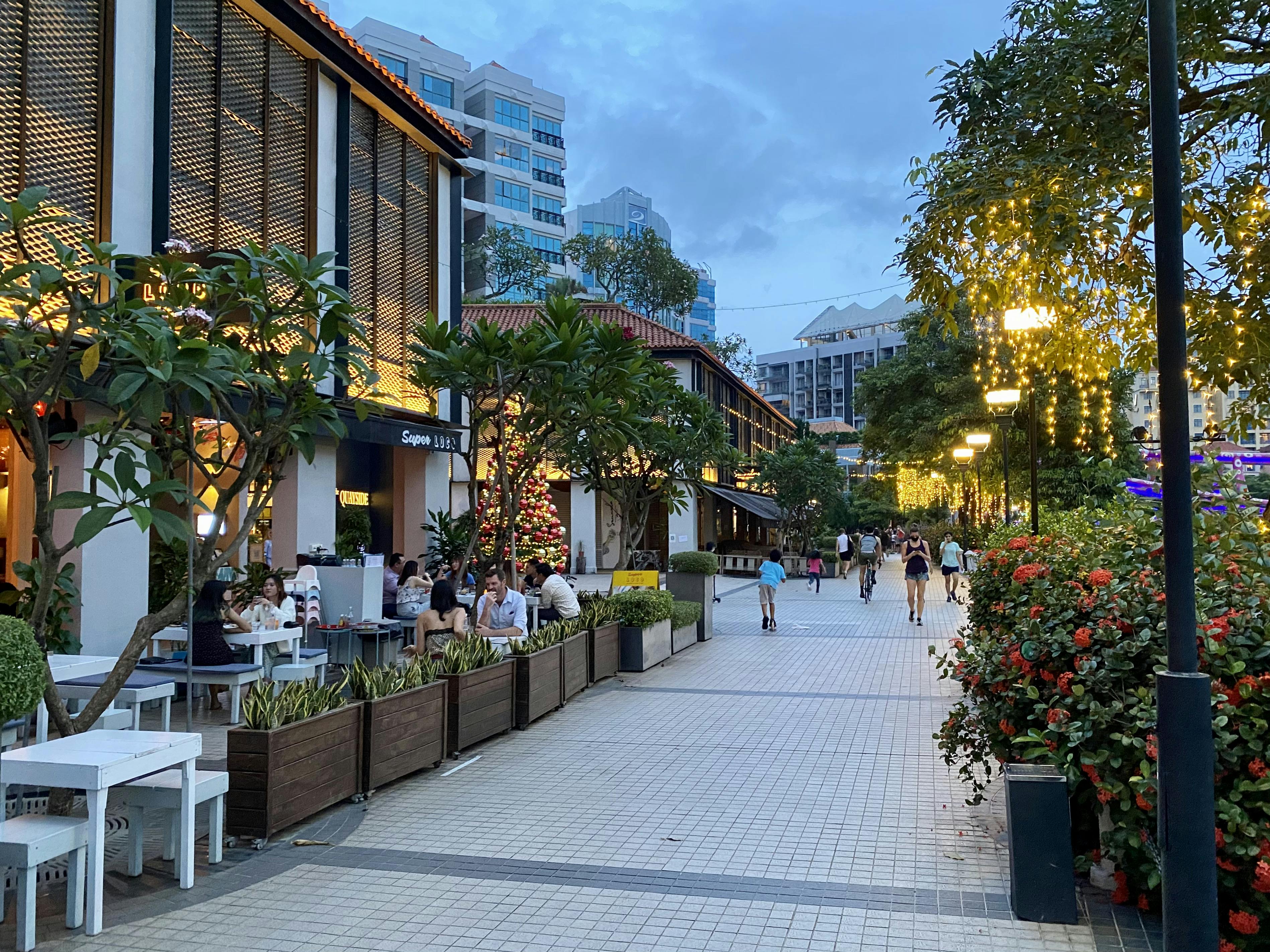 Bars, restaurants and cafes on the Singapore river at Robertson Quay