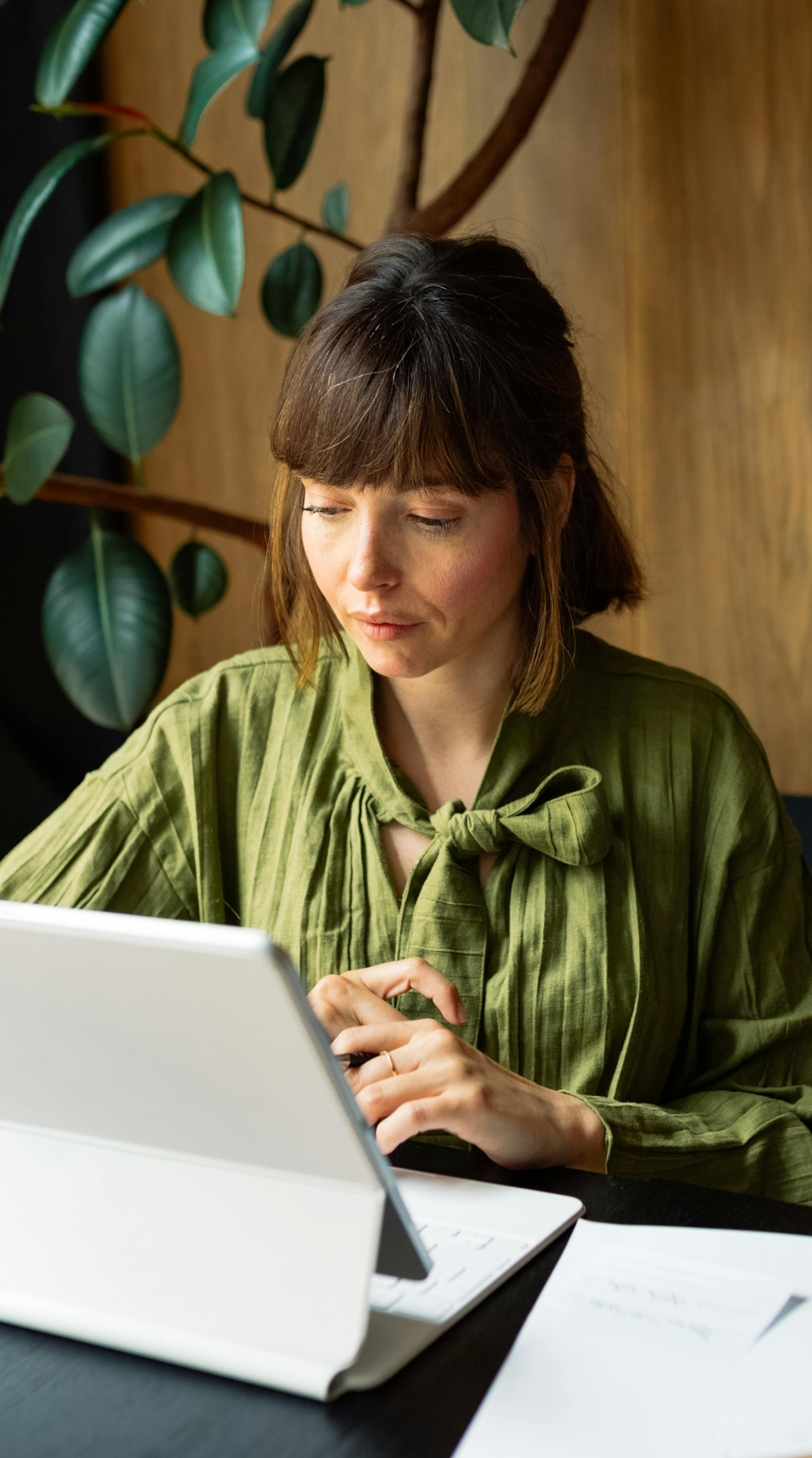 Femme devant PC- mobile