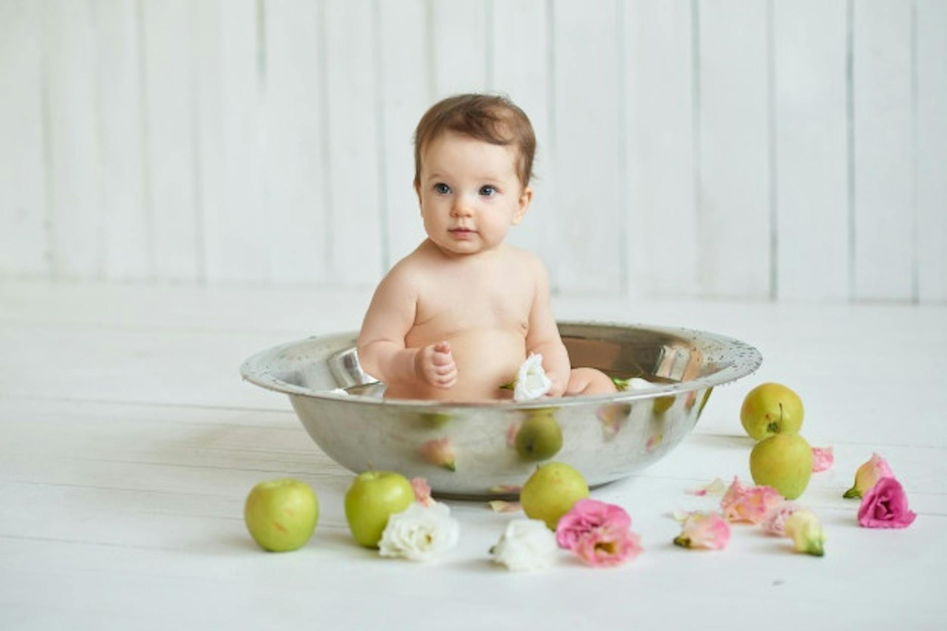 sweet-funny-baby-bath-cute-baby-girl-7months-sitting-bathes-water-treatments-hygiene_108930-3242