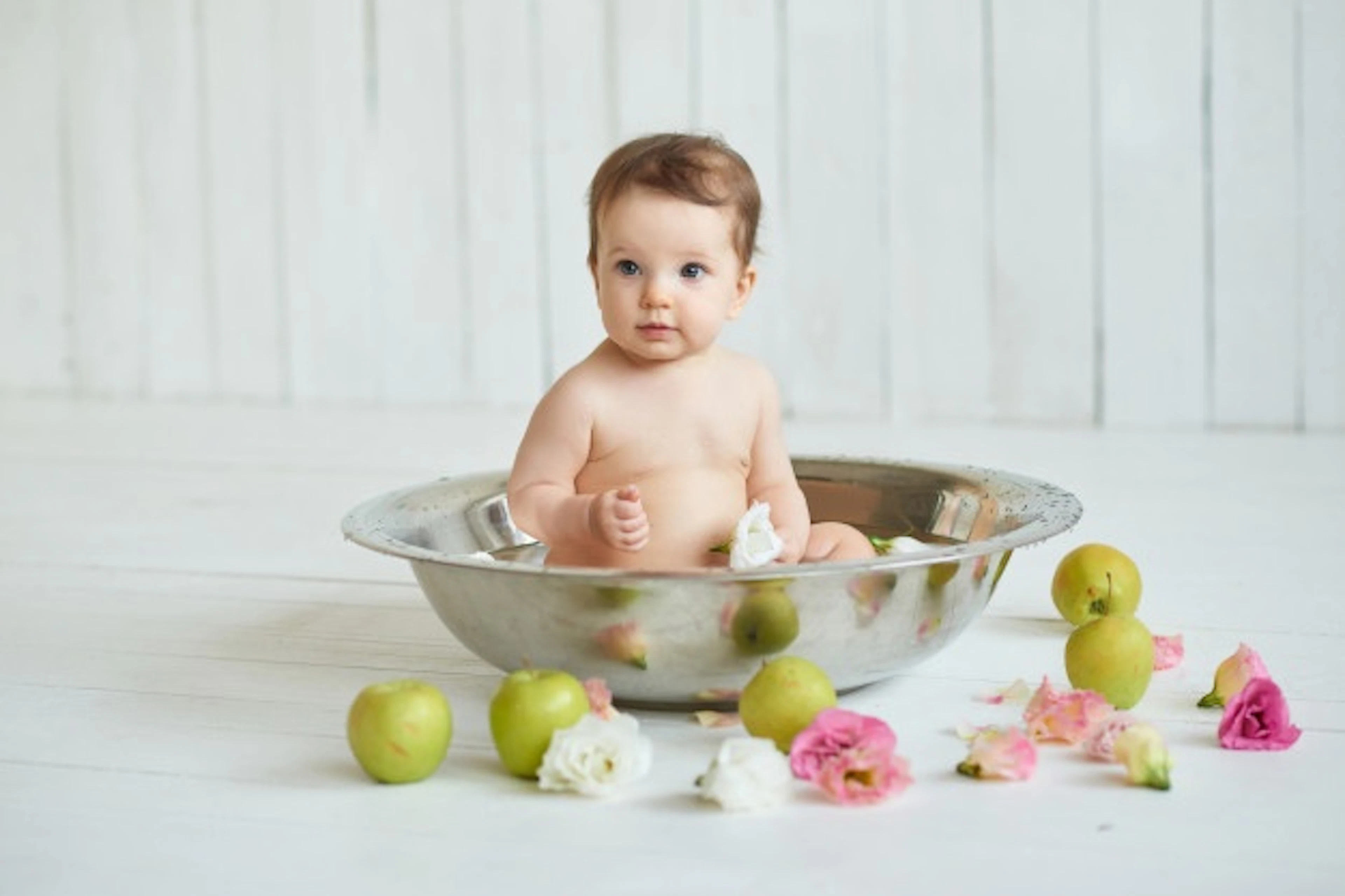 sweet-funny-baby-bath-cute-baby-girl-7months-sitting-bathes-water-treatments-hygiene_108930-3242