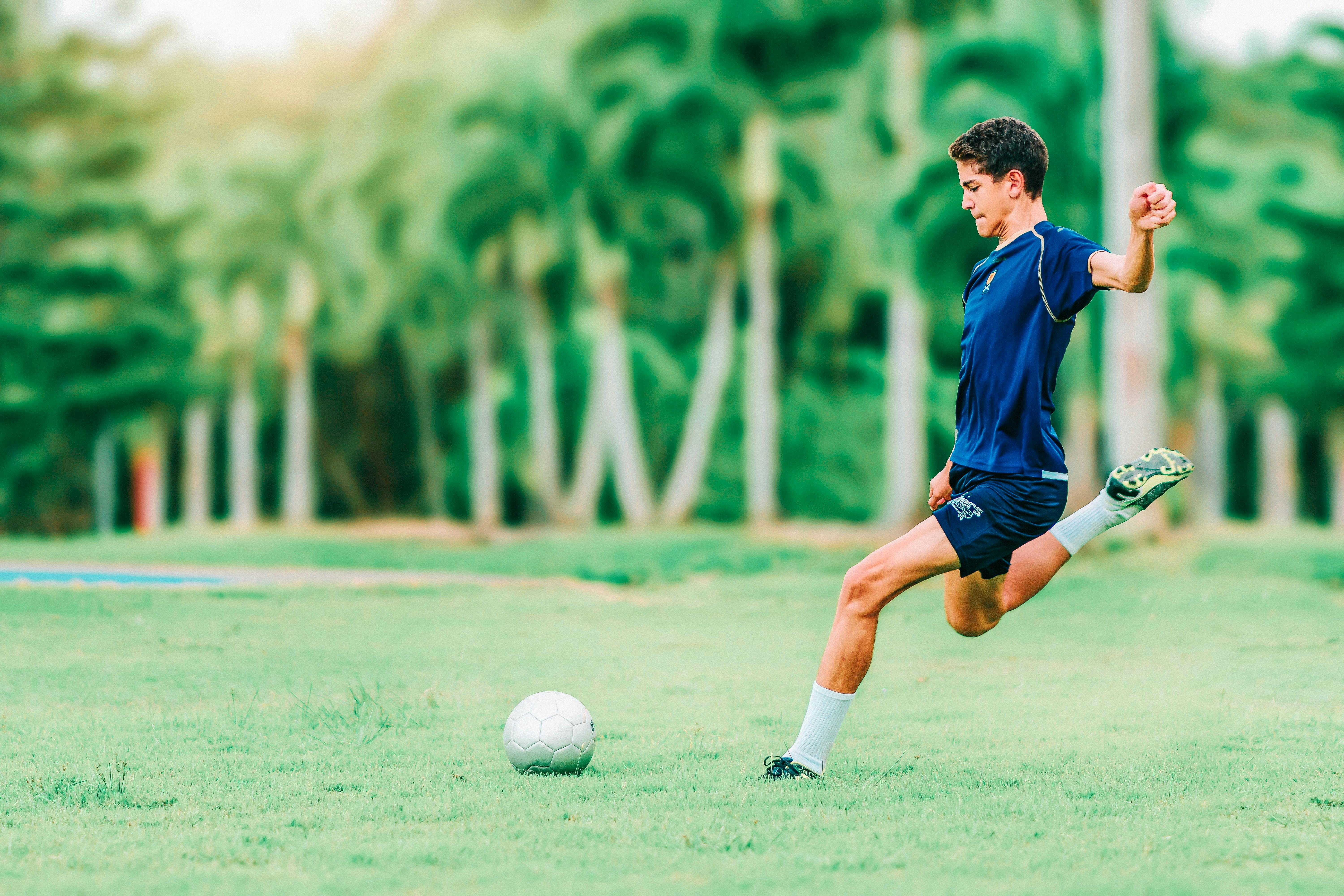 How to Head a Soccer Ball - A Soccer Player's Complete Guide To The Game