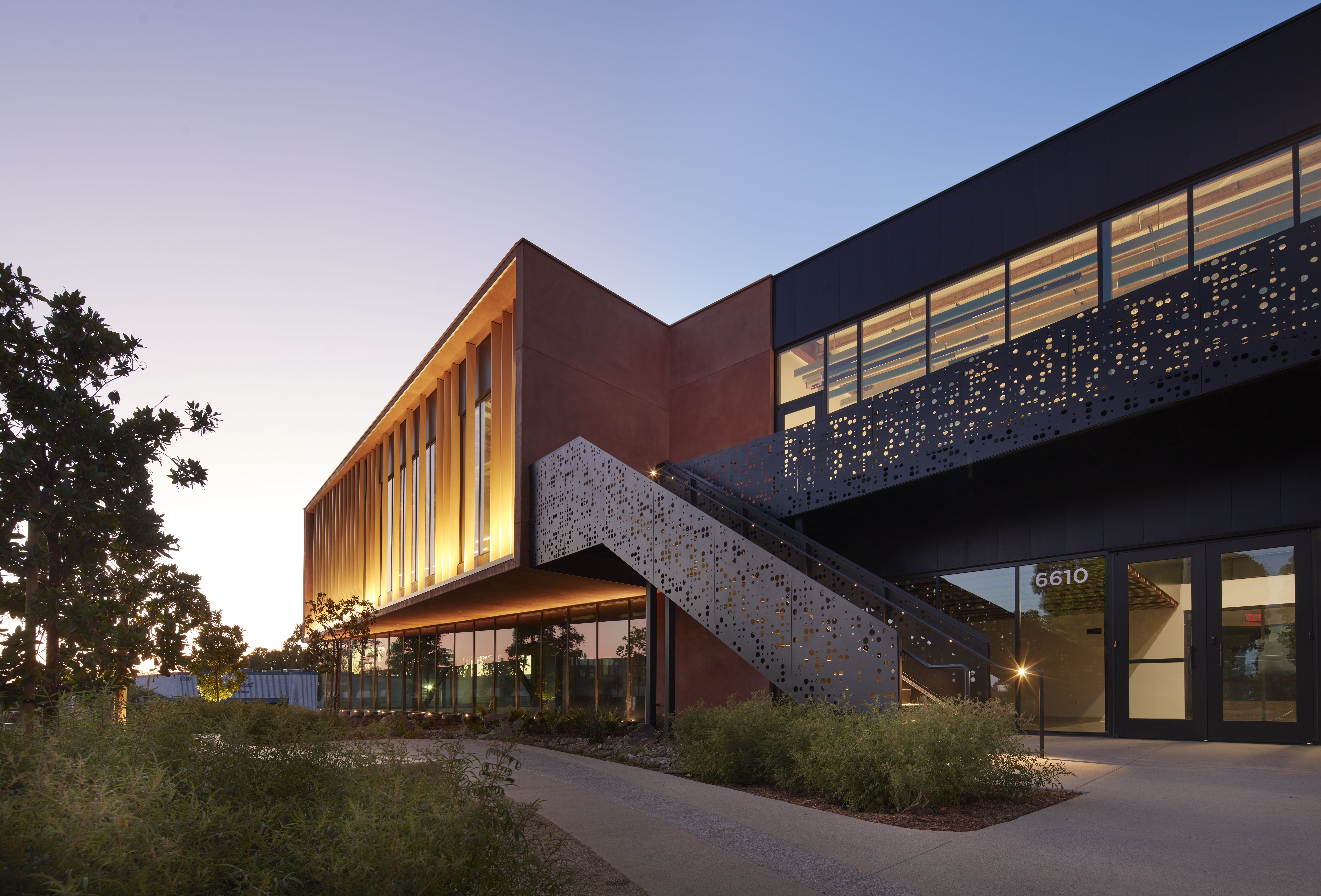 Large exterior staircase of an administrative building, protected with beam galvanizing by Coatinc US for long-lasting corrosion resistance.