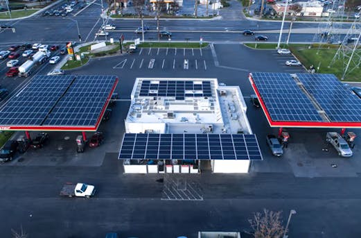 Large parking area with solar carports supported by galvanized steel structures, highlighting why customers choose Coatinc US for durable, reliable solar galvanizing solutions.
