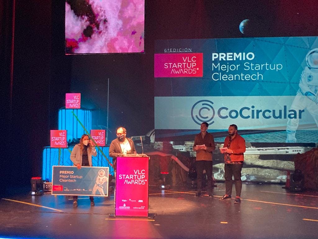 Leo, CTO de CoCircular, recogiendo el premio a la Mejor Startup Cleantech 